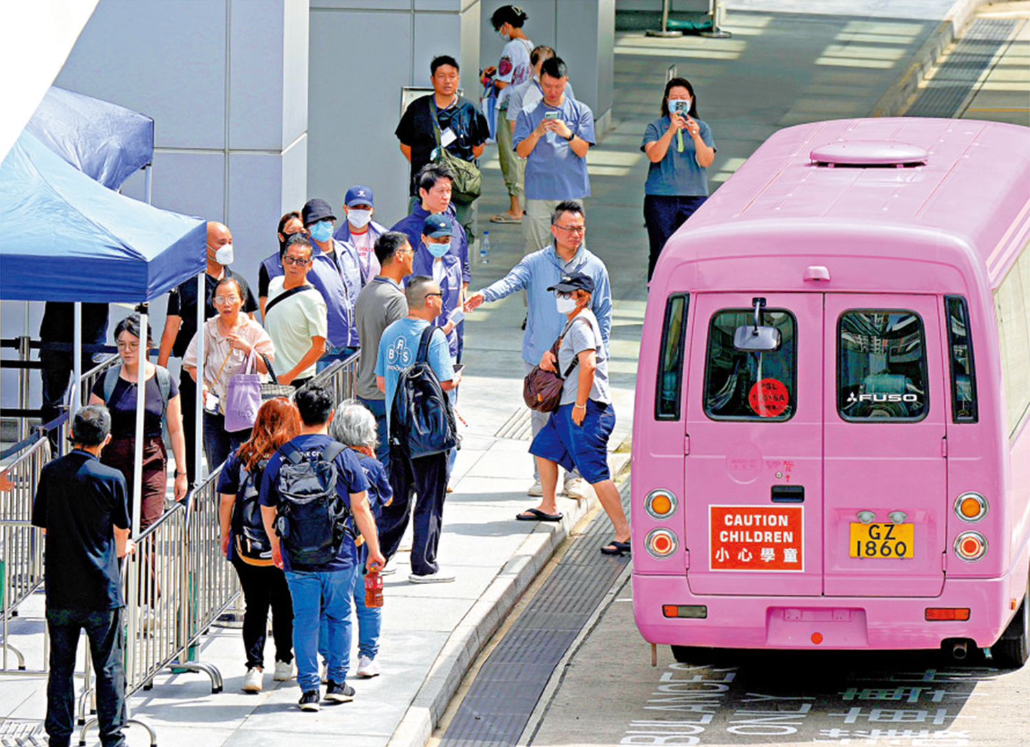 　　圖：宏福苑住戶昨日獲安排專車送抵啟德社區會堂，出席特別業主大會。\大公報記者何嘉駿攝