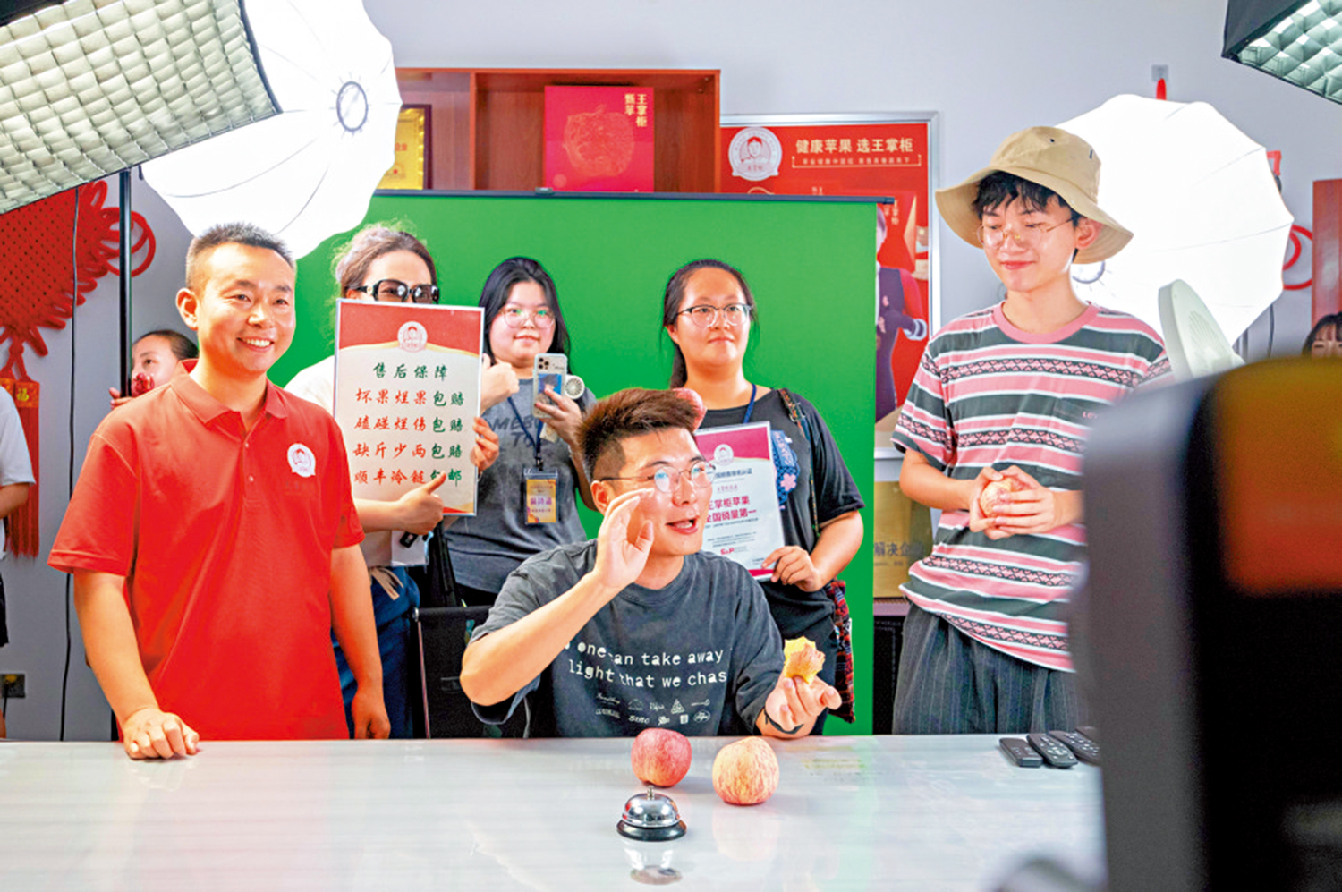 　　圖：傳媒學子們正在體驗直播帶貨。\大公報實習記者邱子斌攝