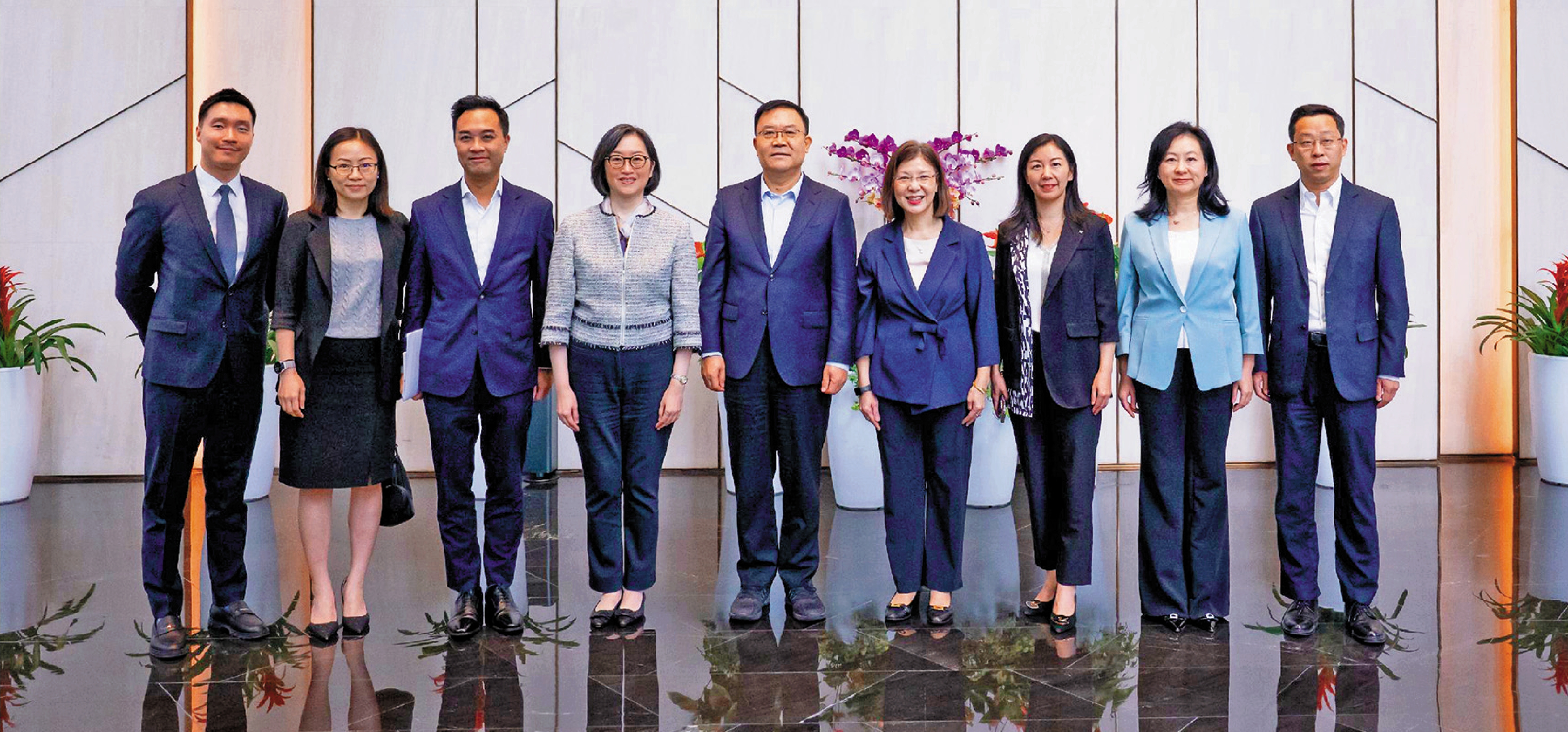 　　圖：政制及內地事務局局長謝小華（右四）訪問深圳。