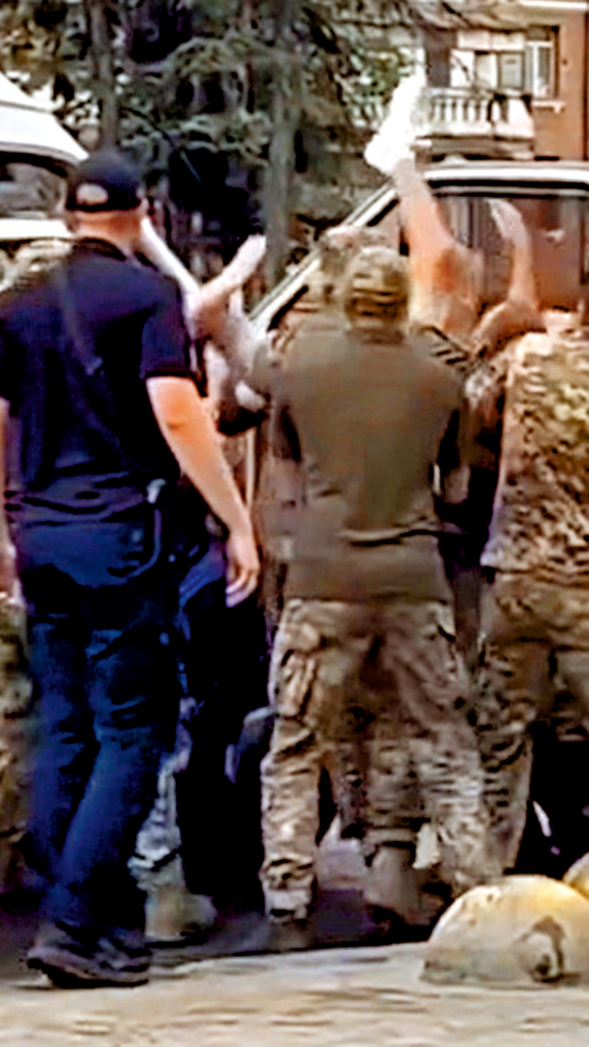 　　圖：烏軍方試圖強行徵兵，與民眾發生衝突。\網絡圖片