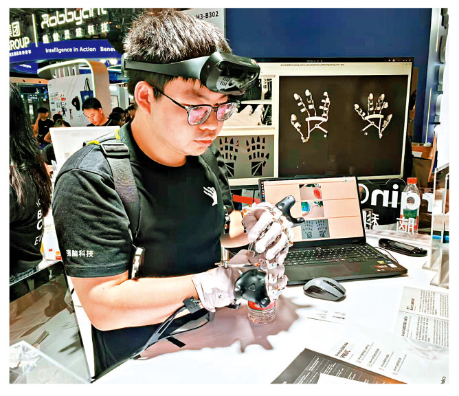 　　圖：強腦科技的科技新品亮相世界人工智能大會。\大公報記者倪夢璟攝