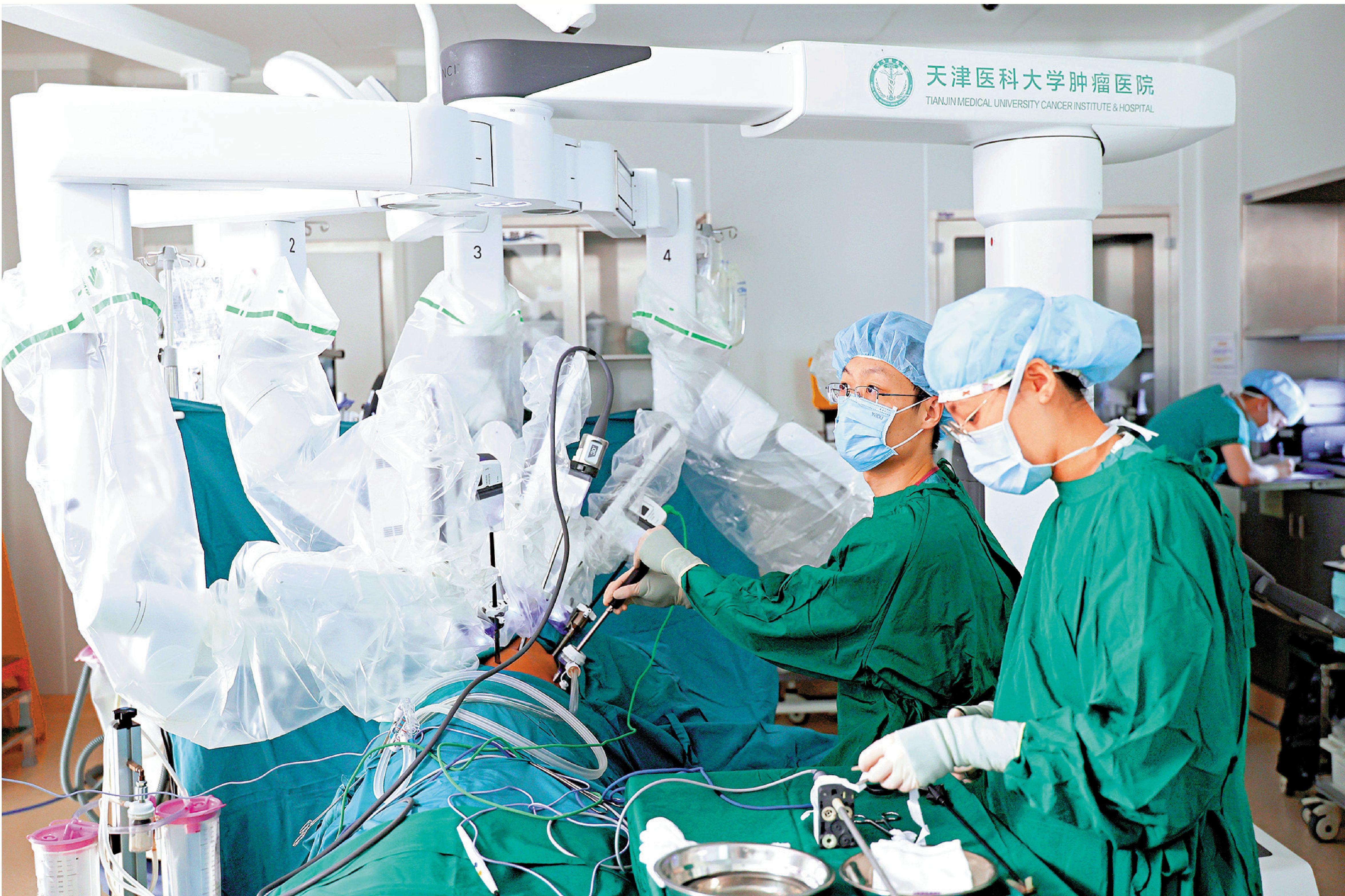 　　圖：在天津醫科大學，醫護人員操控手術機器人給病人施手術。\新華社