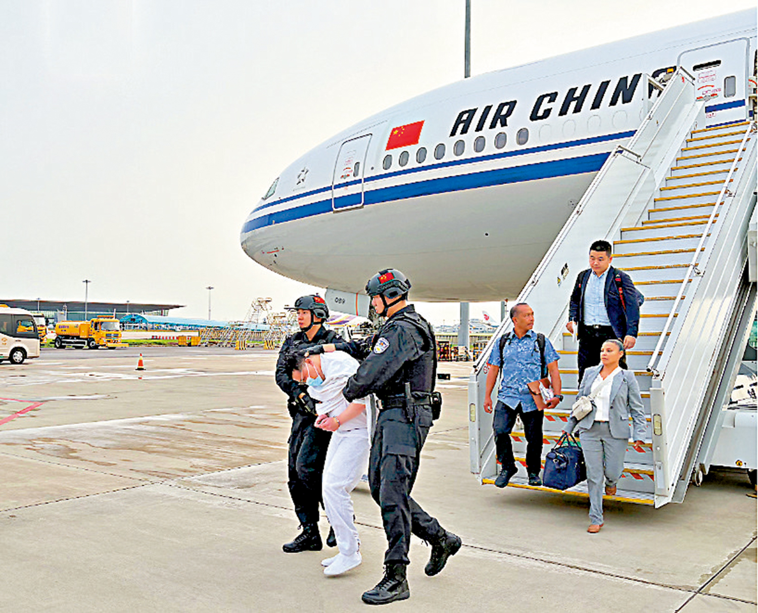 　　圖：一架民航機昨日下午5時許降落在北京首都國際機場，在境外針對中國公民實施綁架殺人犯罪的主要犯罪嫌疑人劉某文被移交中國警方。