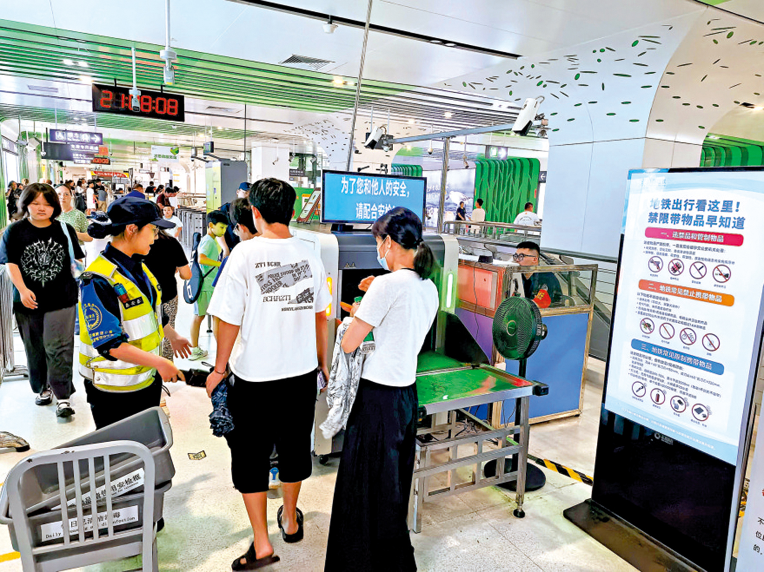 　　圖：深圳地鐵實施入站安檢新措施，逢包必檢。\大公報記者郭若溪攝