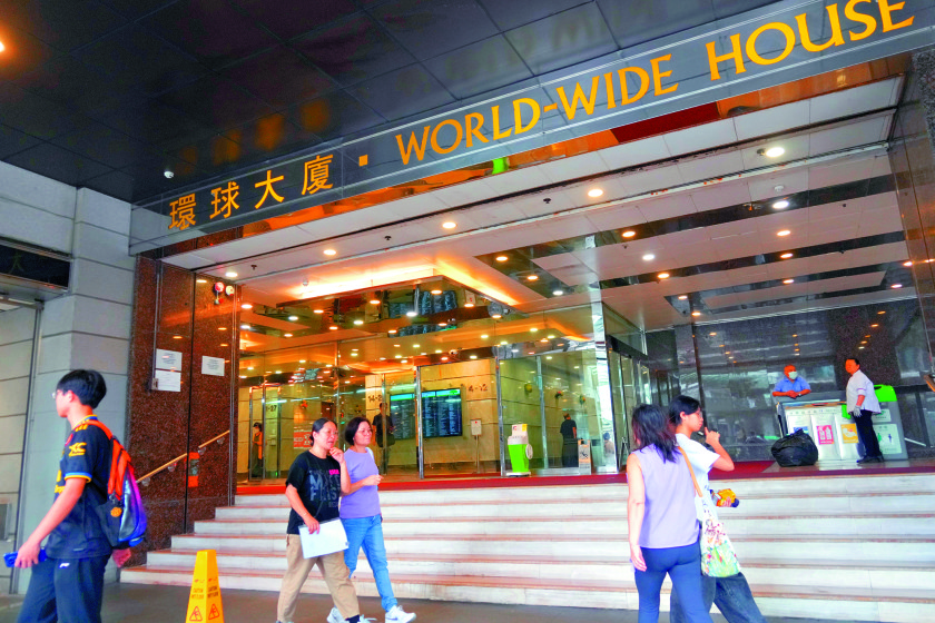 　　圖：中環環球大廈一間證券公司揭發盜用公款炒股票案件。