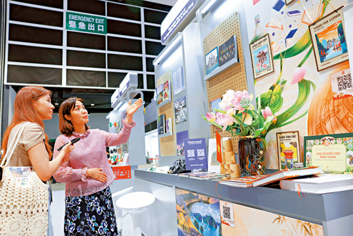 　　圖：讀者在越南領事館攤位上了解有關越南文化書籍。\中通社