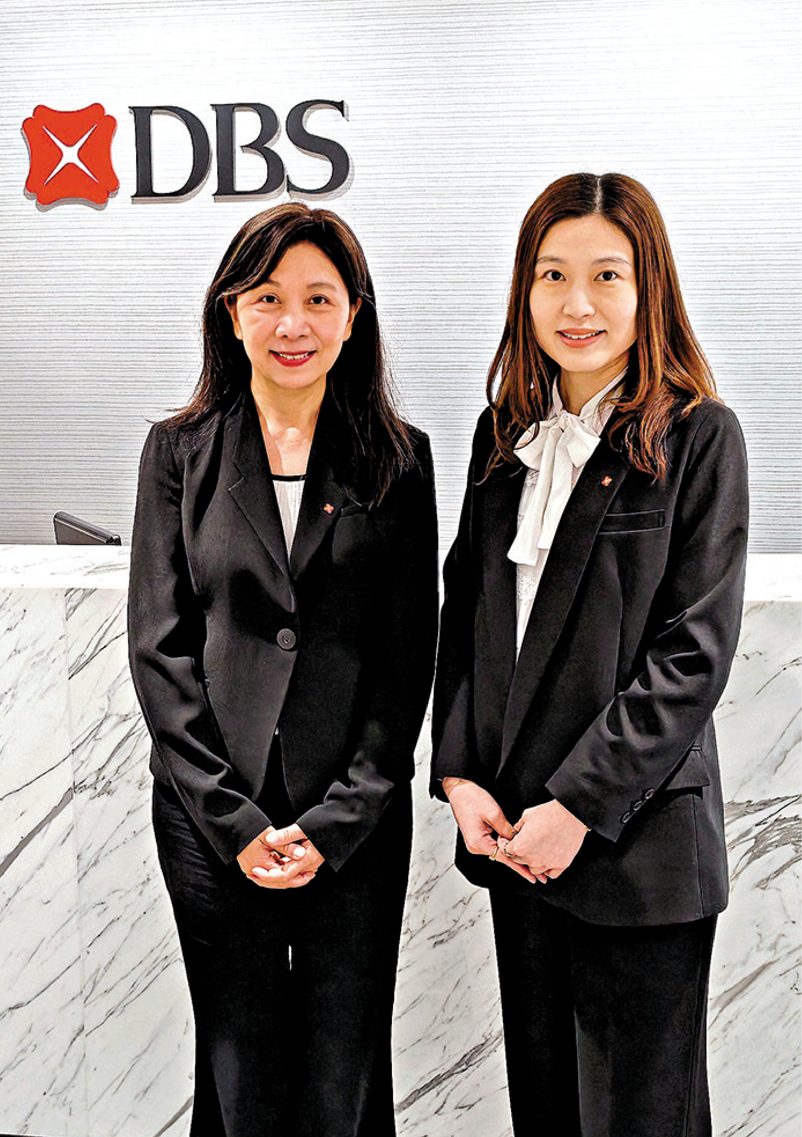 　　圖：謝佩芳（左）表示，市場環境不斷變化，香港及內地富裕投資者傾向更廣泛資產投資類別，以分散投資風險。旁為關家敏。\大公報攝