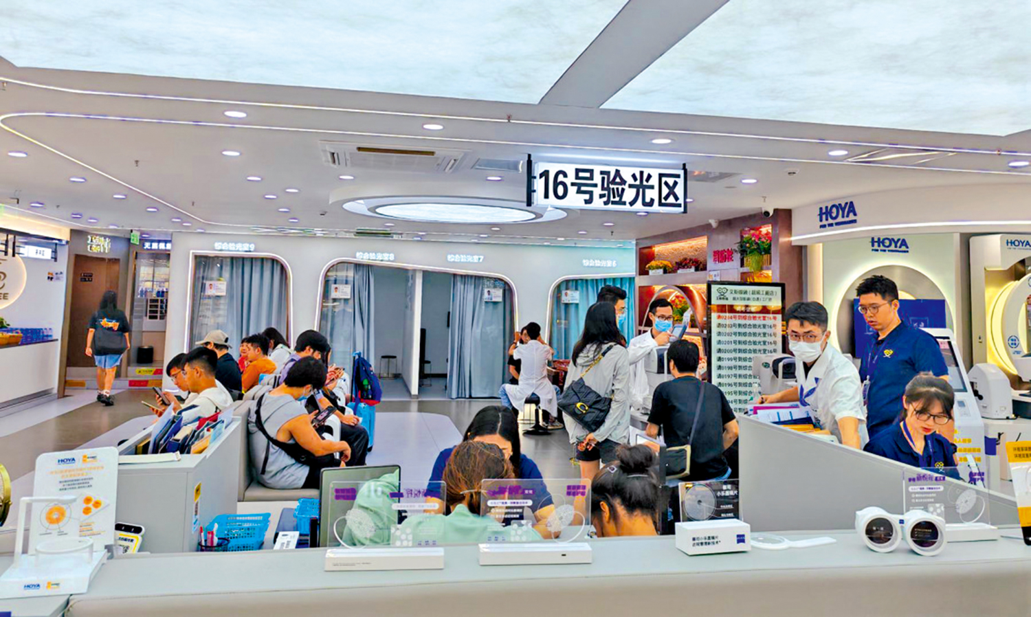 　　圖：持有國家認證的驗光師有助提升深圳眼鏡店的服務標準化與專業化水平。