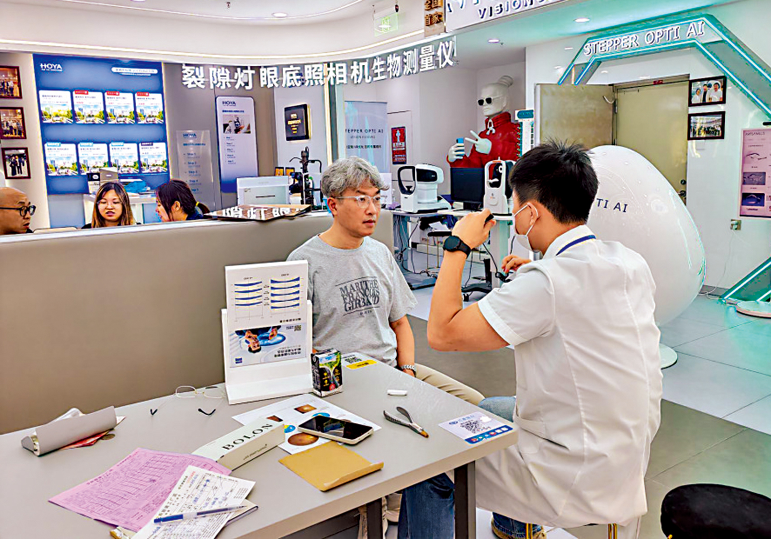 　　圖：除了較平價的產品外，港客近年亦會選擇一些功能性鏡片和高端鏡框。