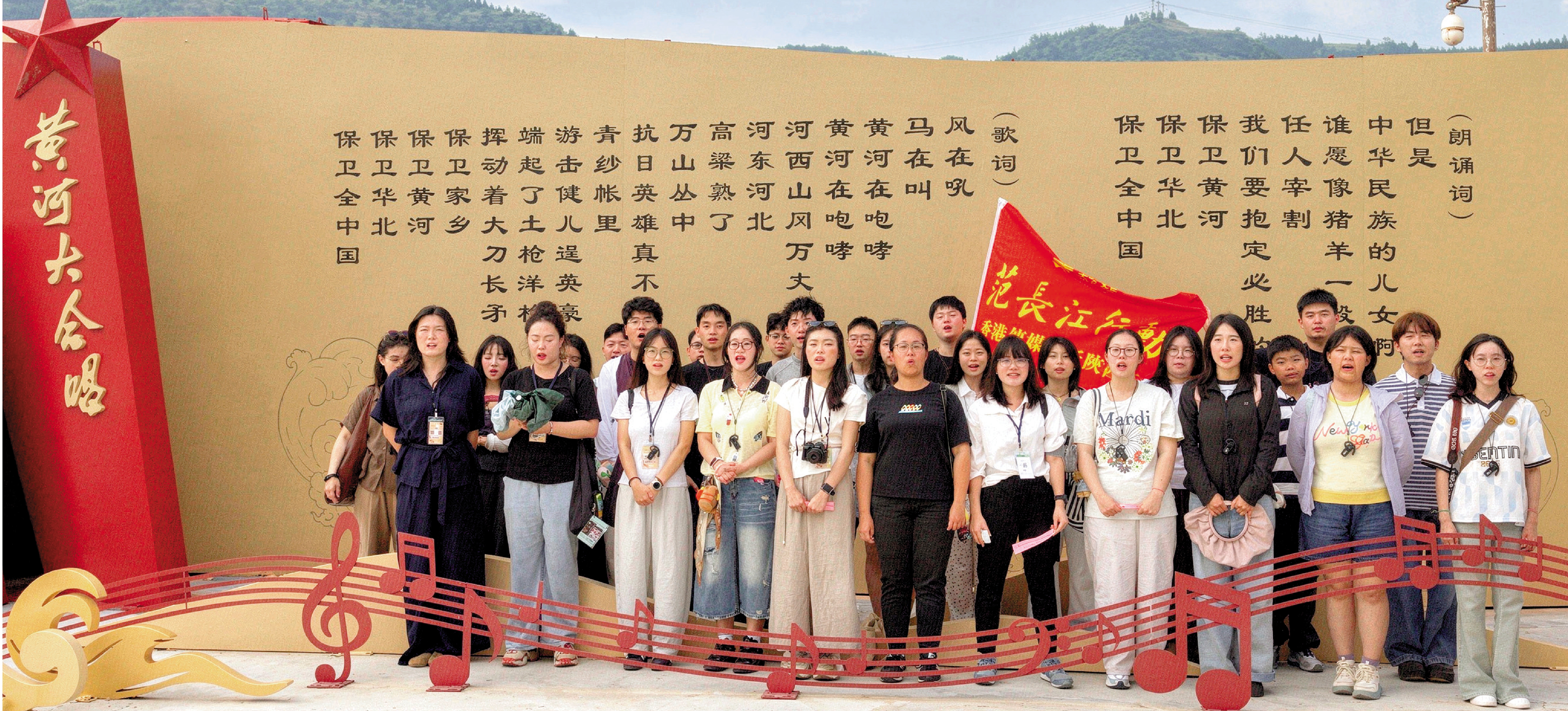 　　圖：傳媒學子們共唱《黃河大合唱》。\大公報記者張仕珍攝
