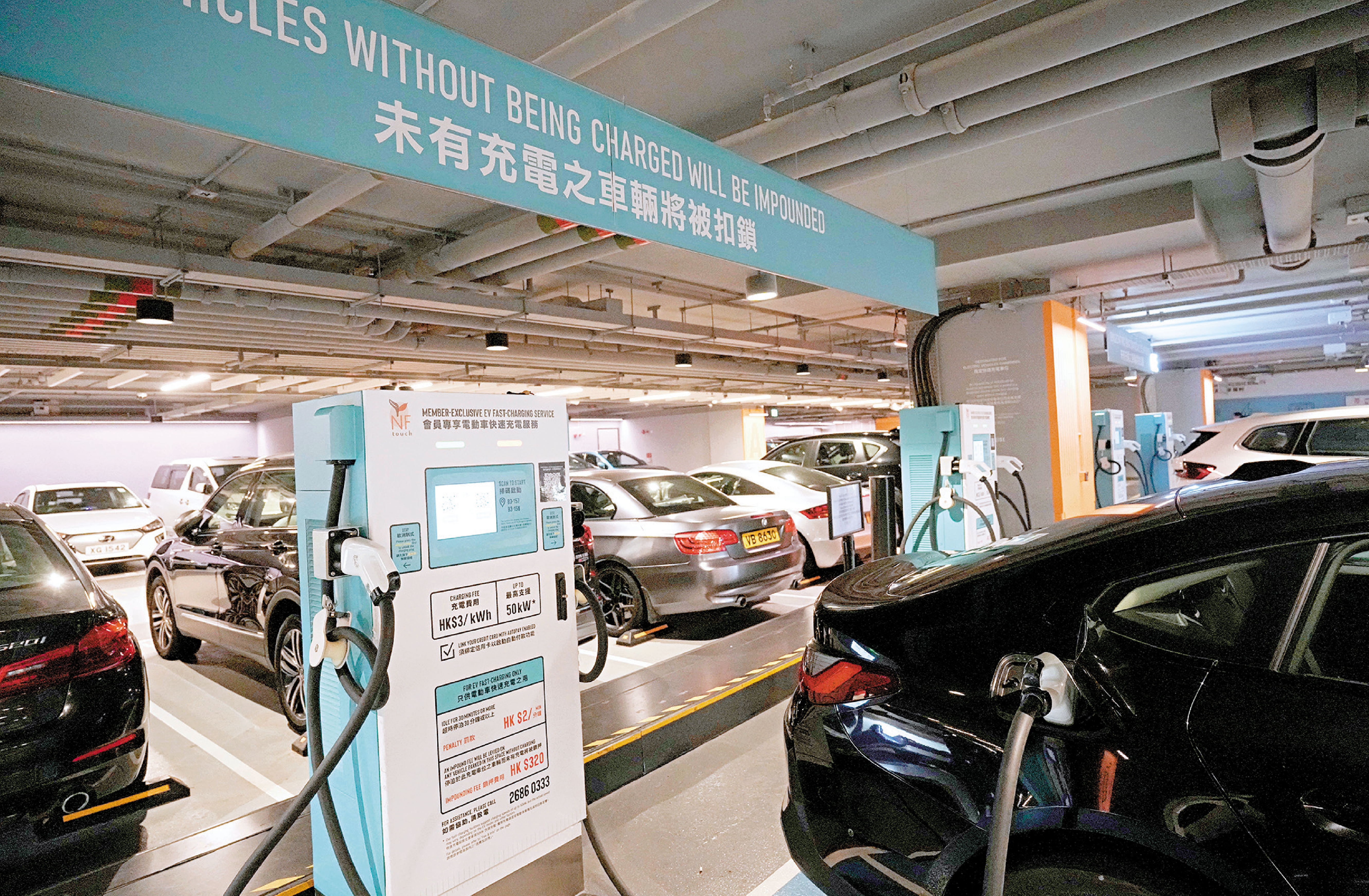 　　圖：消委會調查了18個商場充電車位情況，發現逾七成場地充電樁佔比不足10%，車主恐「一位難求」。\大公報記者林少權攝
