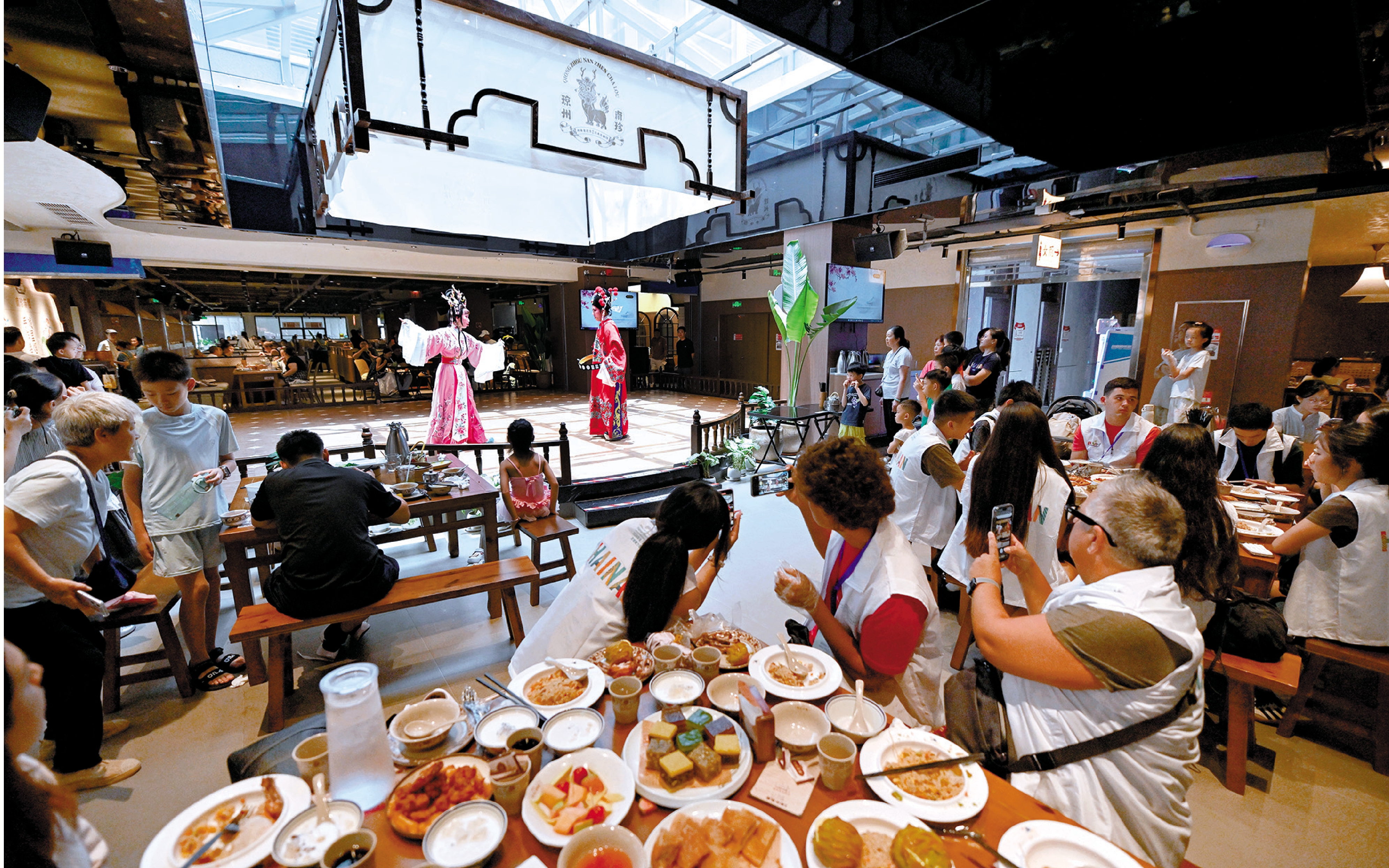 　　圖：顧客在海口市南珍茶樓品嘗老爸茶、觀看表演。\新華社