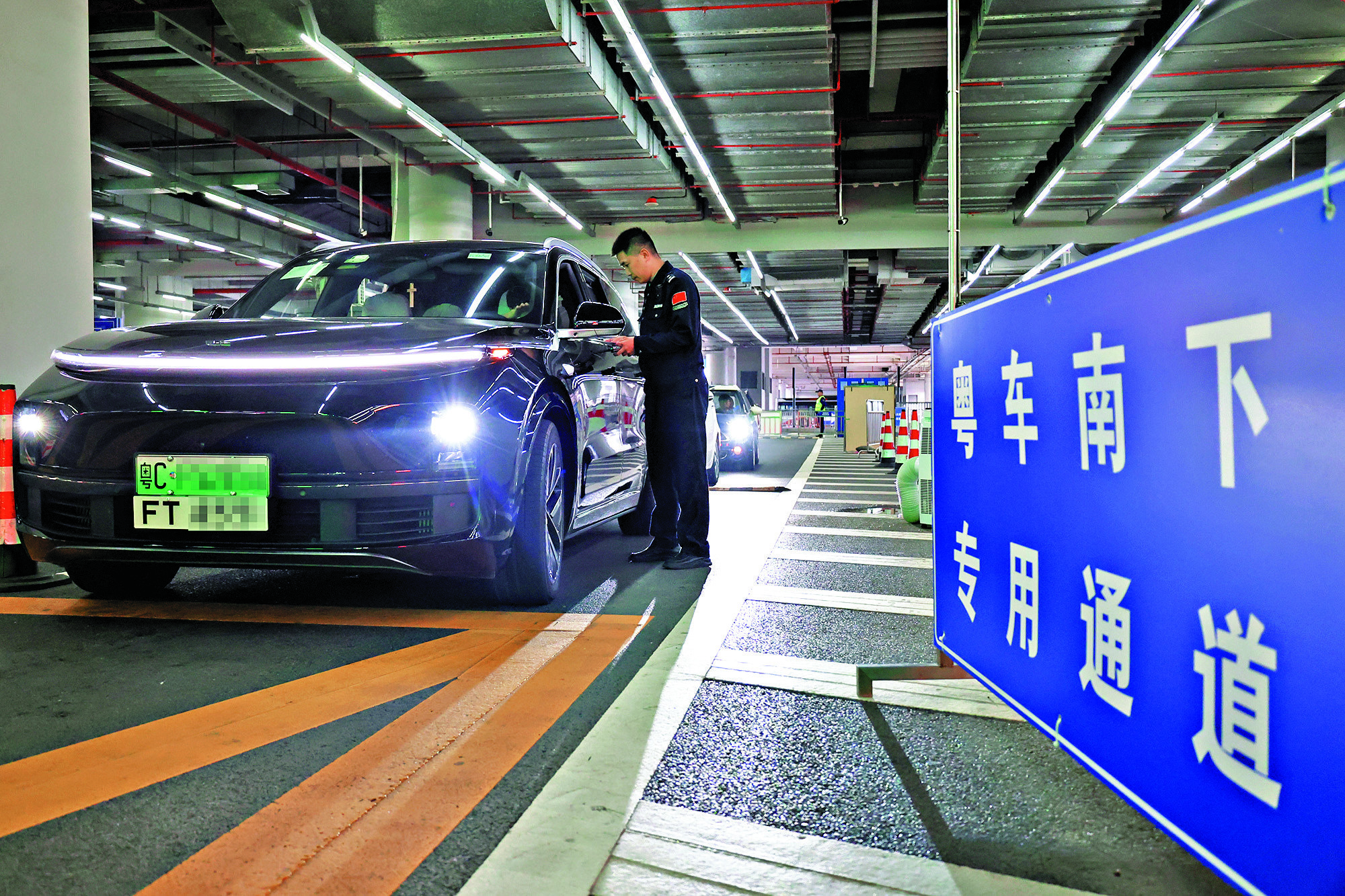 　　圖：「粵車南下」入境市區措施今天起擴至大灣區全部九個內地城市。圖為「粵車」經港珠澳大橋珠海口岸通關。