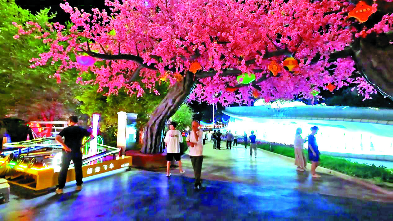 　　圖：悅來河旅遊休閒街區打造室內外歷史文化及非遺文化沉浸式夜遊集群。\大公報實習記者陳紀作攝