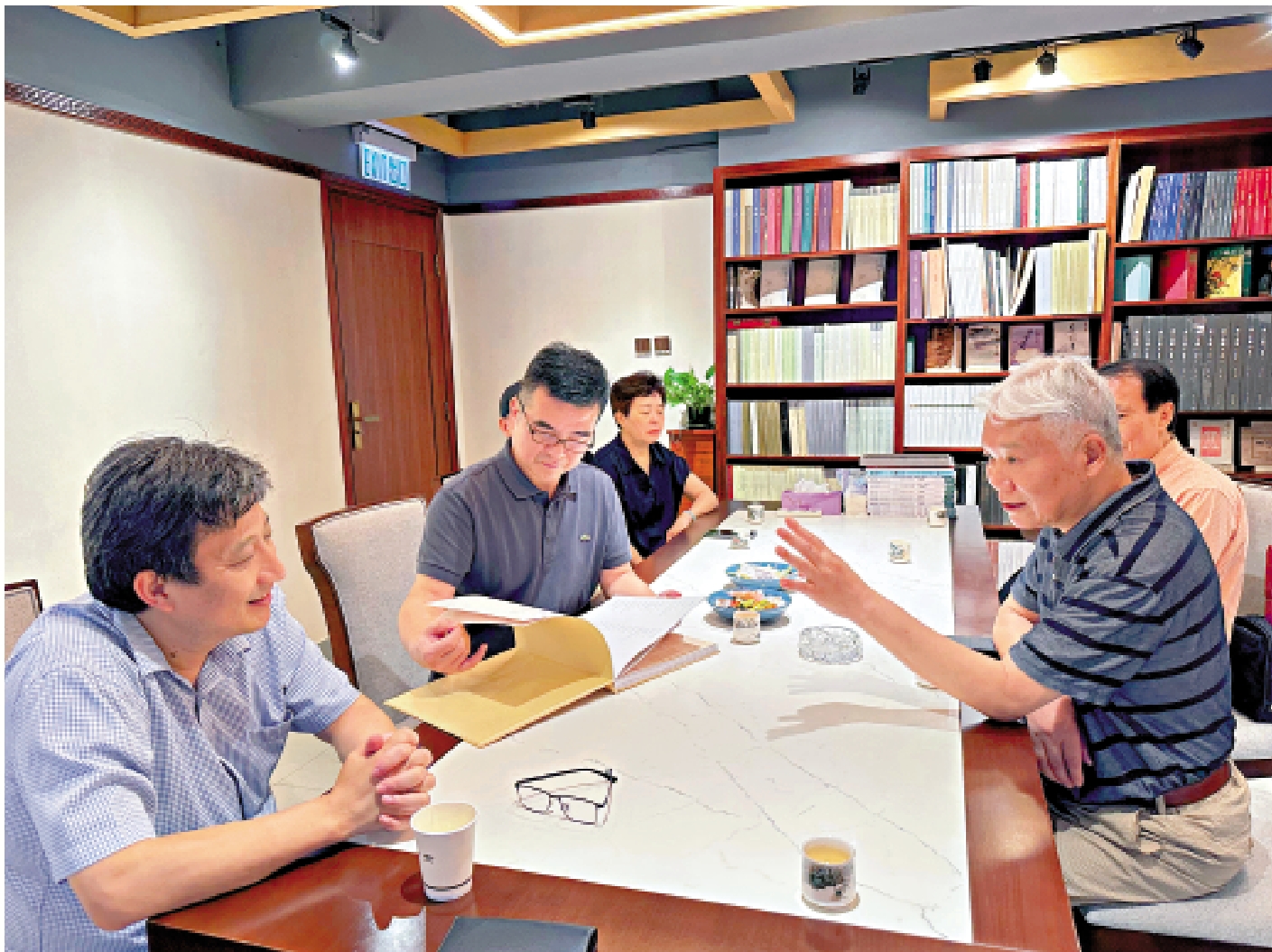 　　圖：傅偉中（左二）、趙東曉（左一）與劉一聞（右一）等座談。