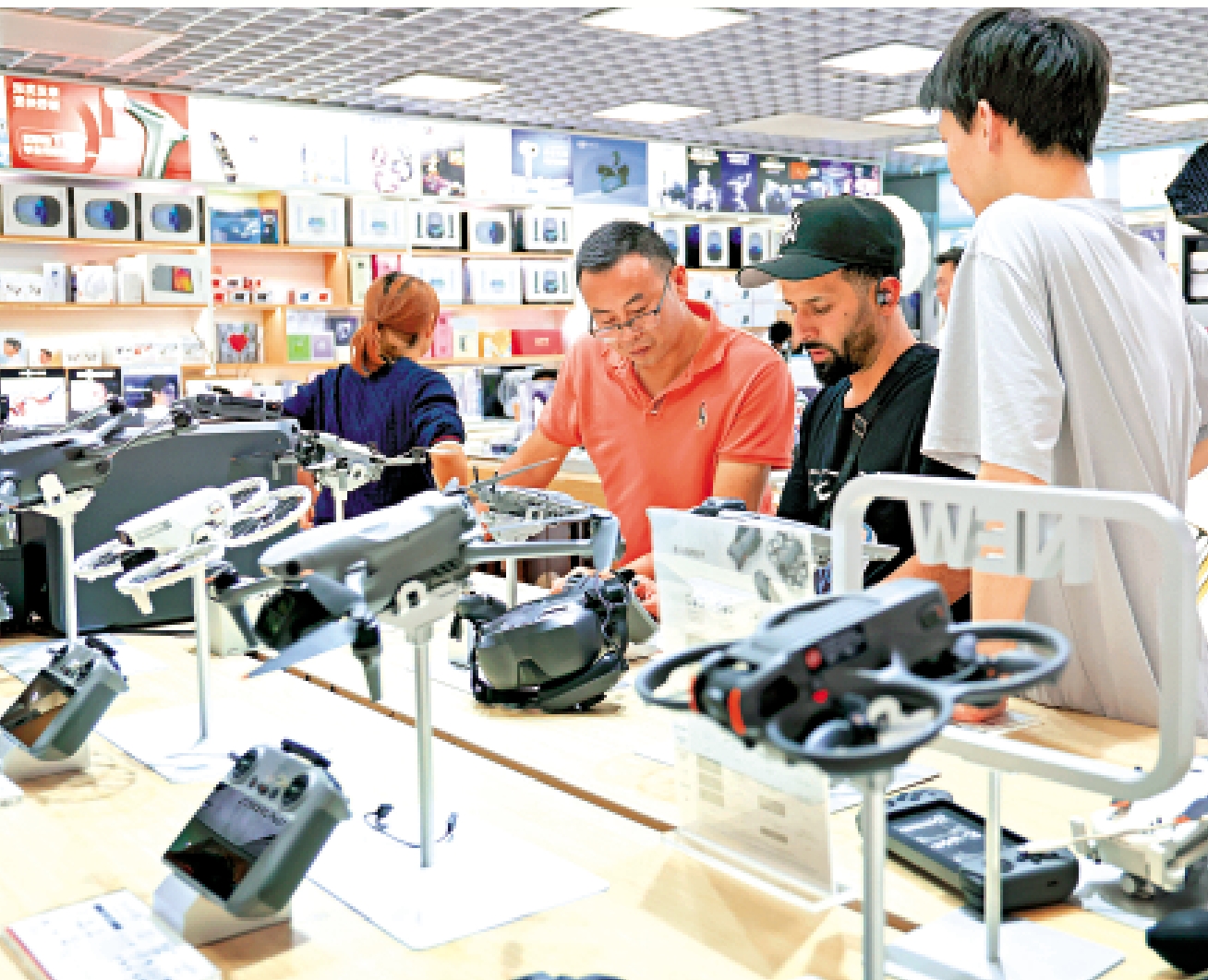 　　圖：5月2日，顧客在深圳華強電子世界一家店舖內選購無人機產品。\新華社