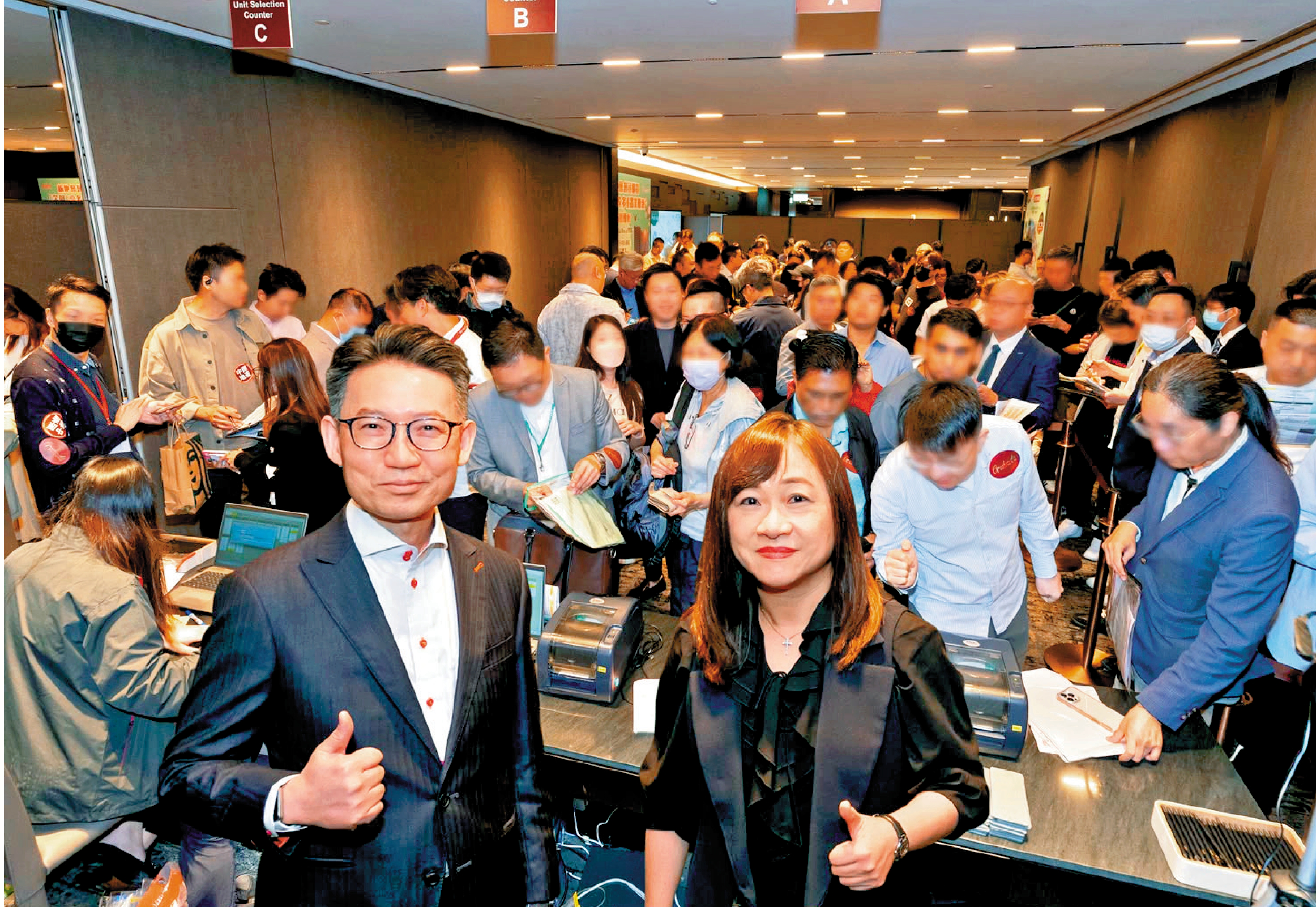 　　圖：芊御兩輪共售出256伙。右為新地代理業務部總經理張卓秀敏，左為助理總經理林青龍。
