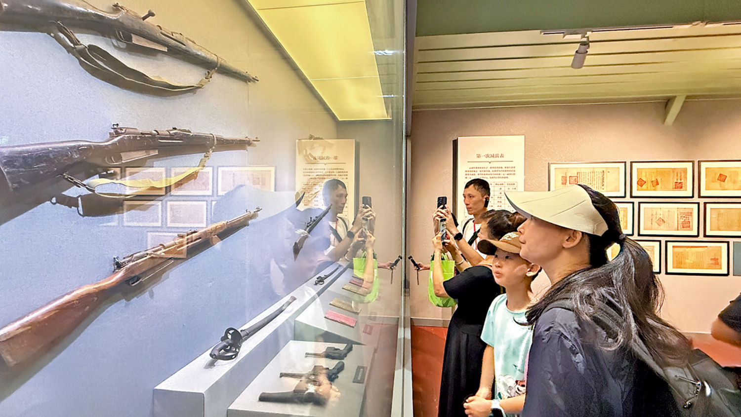 　　圖：在雲南陸軍講武堂歷史博物館裏，「百年軍校將帥搖籃」主題展覽展示的武器展品吸引遊客關注。\大公報記者黃寶儀攝
