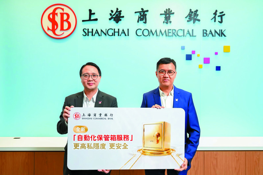 　　圖：溫偉文（右）表示，西環新分行可提供超過1600個保管箱，較以往增一成。旁為蔡詠贊。