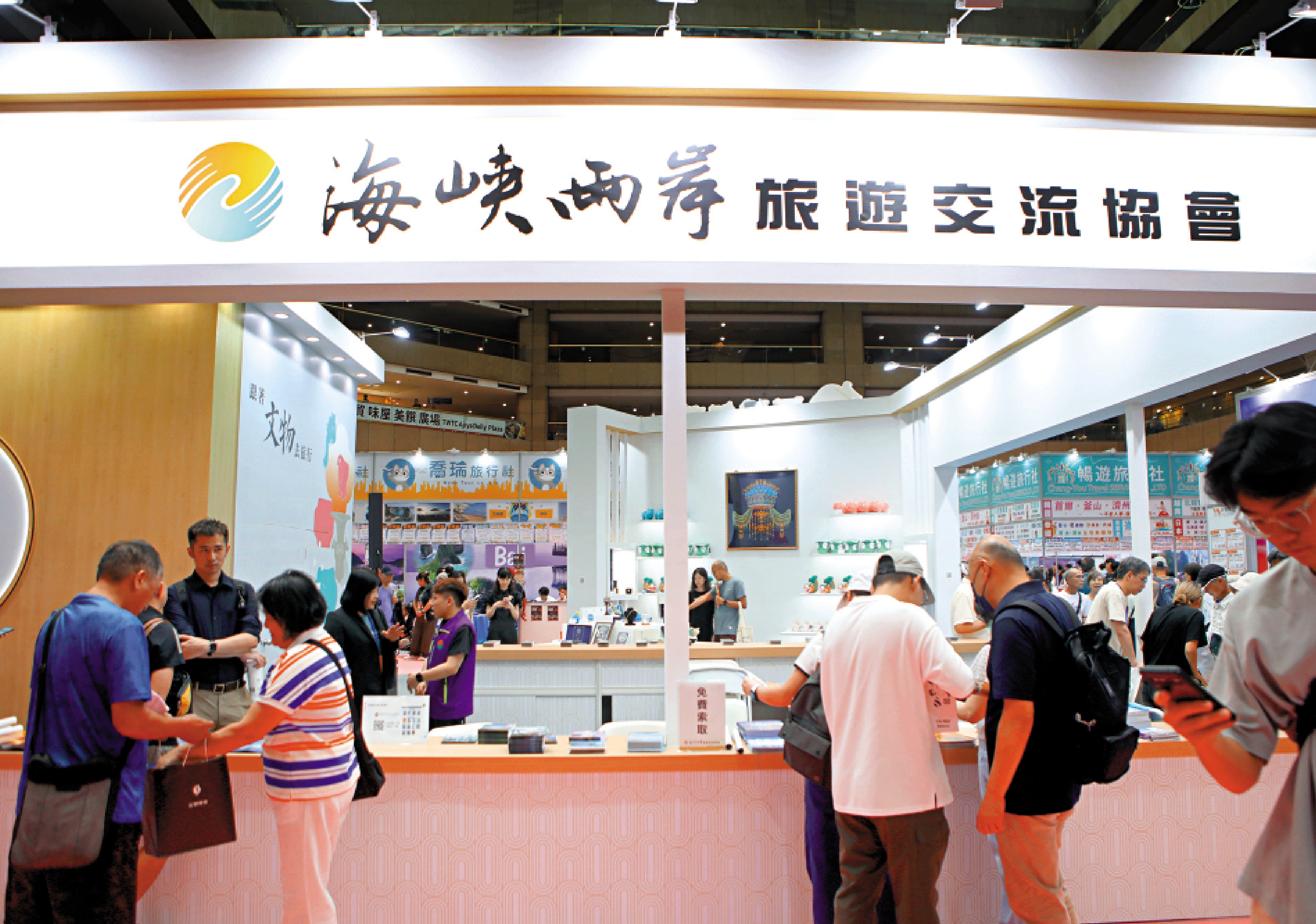 　　圖：海峽兩岸旅遊交流協會台北辦事處最近參加台北夏季旅展，許多台胞到場詢問大陸景點、航班等信息。\中新社