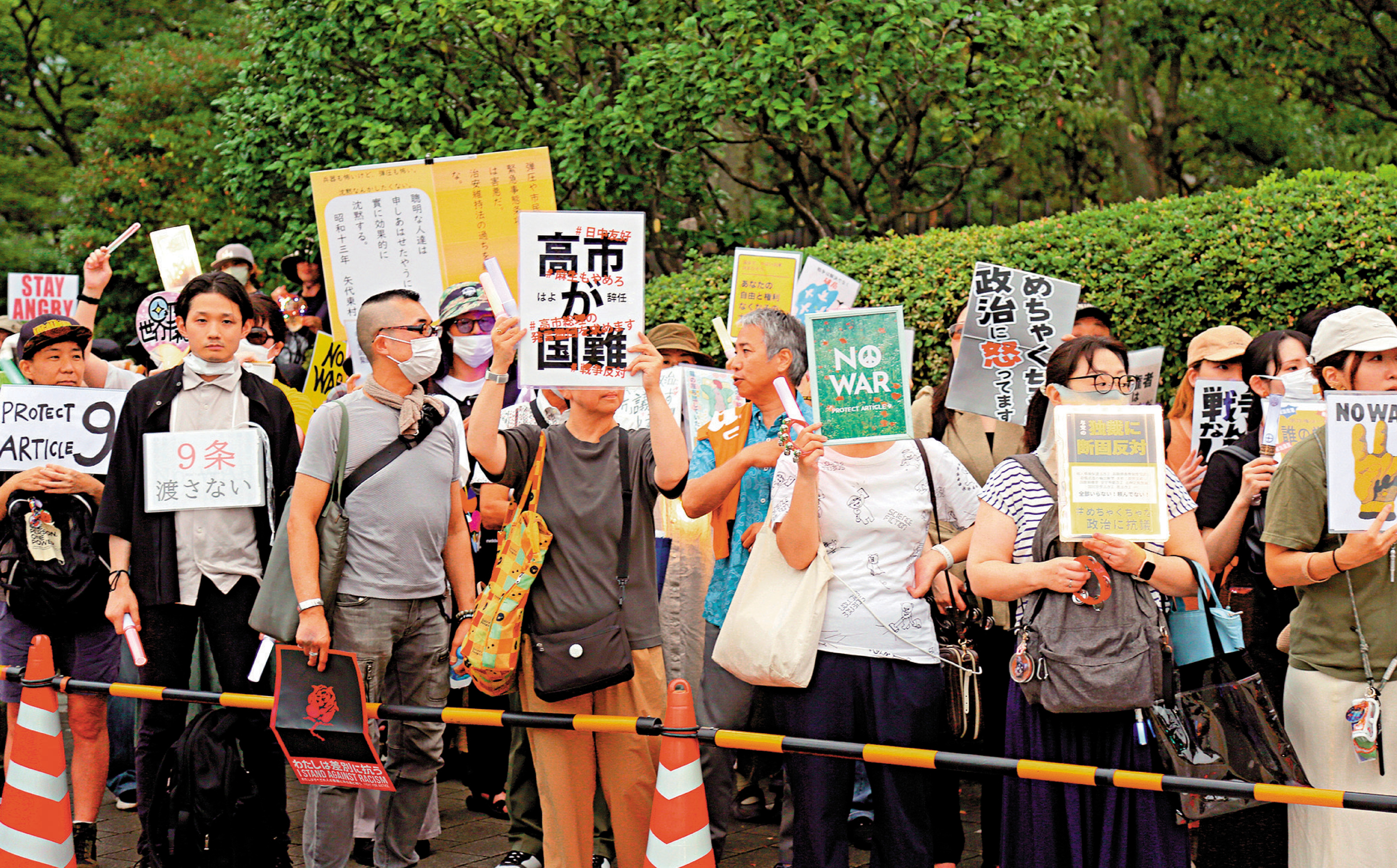 　　圖：日本右翼勢力大肆開展網絡輿論造假活動，篡改日本侵華歷史。圖為25日，日本民眾在東京反對高市早苗政府推動的一系列危險政策和法案。\中新社