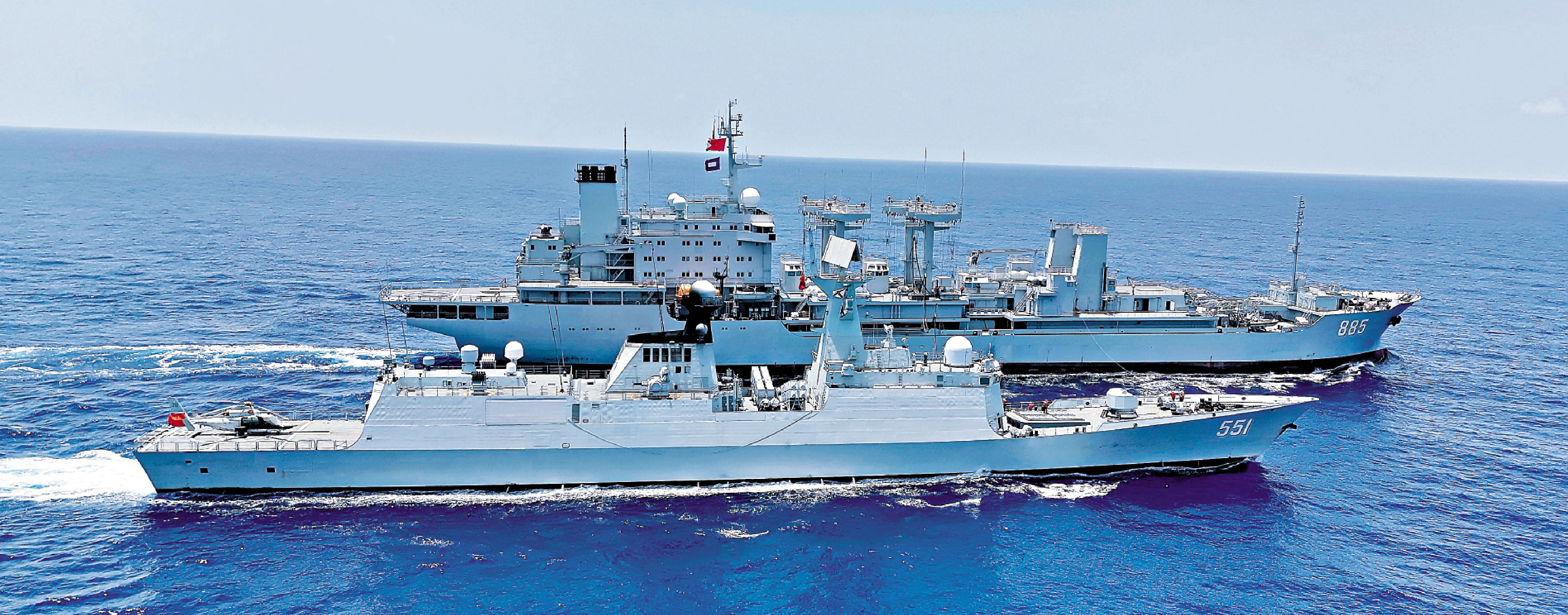 　　圖：26日，解放軍南部戰區組織海空力量位南海海域進行例行巡航。圖為近日，南部戰區海軍軍艦開展海上補給訓練。
