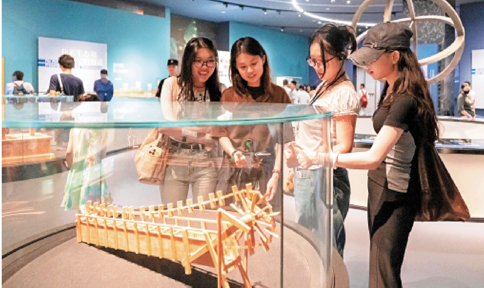 　　圖：學子們對秦漢館展品非常感興趣。\大公報實習記者邱子斌攝