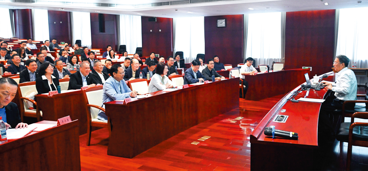 　　圖：立法會議員在北京的國家事務研修考察，行程包括出席專題講授。