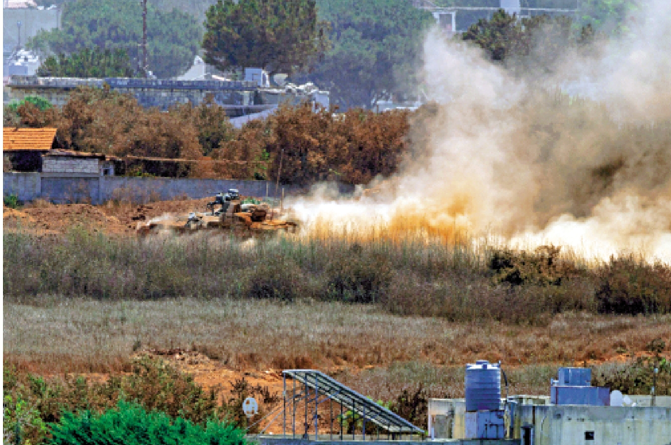 　　圖：以軍坦克26日出現在黎巴嫩南部。\路透社