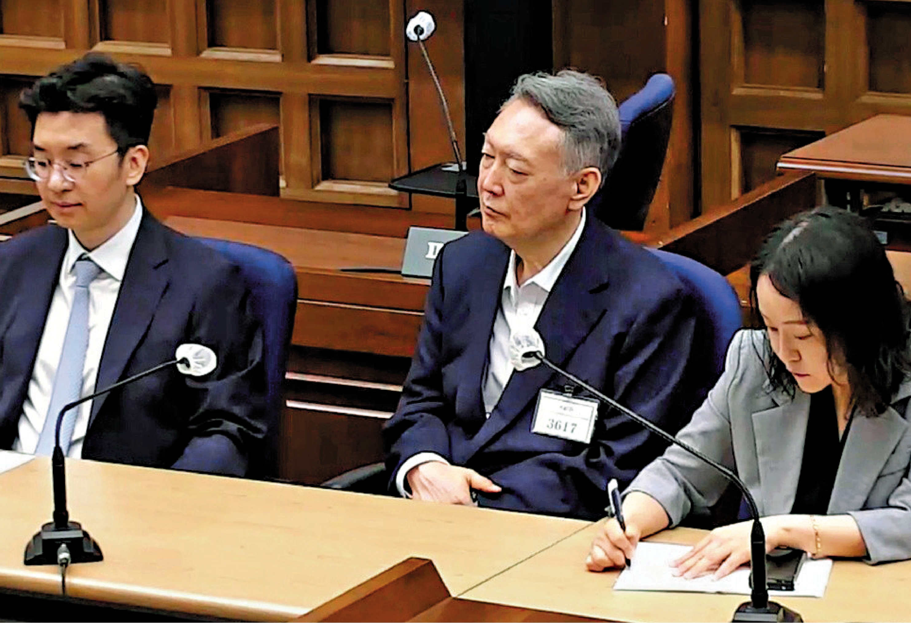 　　圖：尹錫悅（中）27日在首爾中央地方法院聽取一審宣判。\網絡圖片