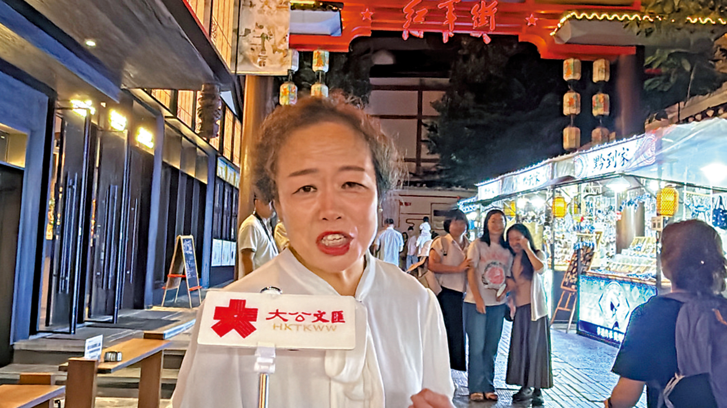 　　圖：孔霞感慨當下人們安居樂業，如今這盛世已如紅軍先輩所願。\大公報記者黃寶儀攝