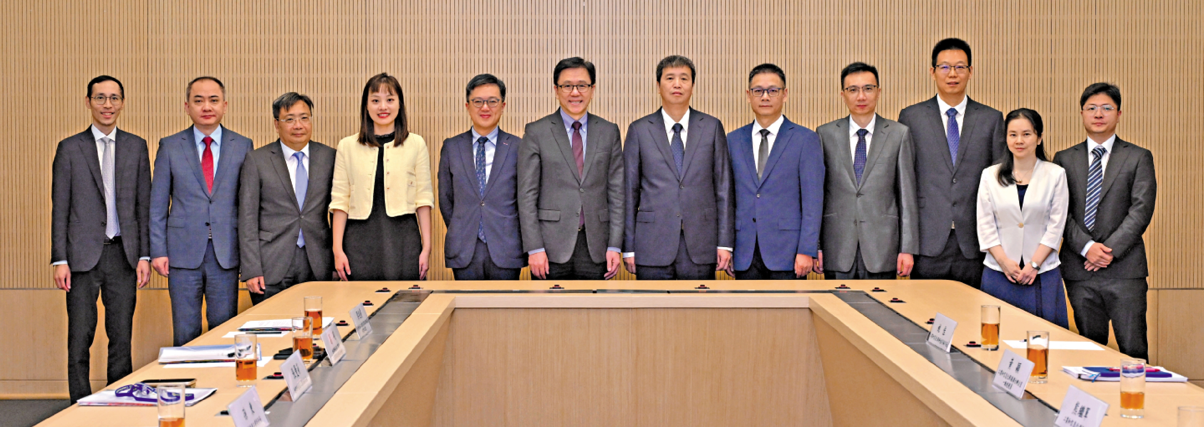 　　圖：香港特區政府與國家工信部昨日簽署《關於推進部港共建製造業創新中心的合作協議》，在簽署儀式後合照。