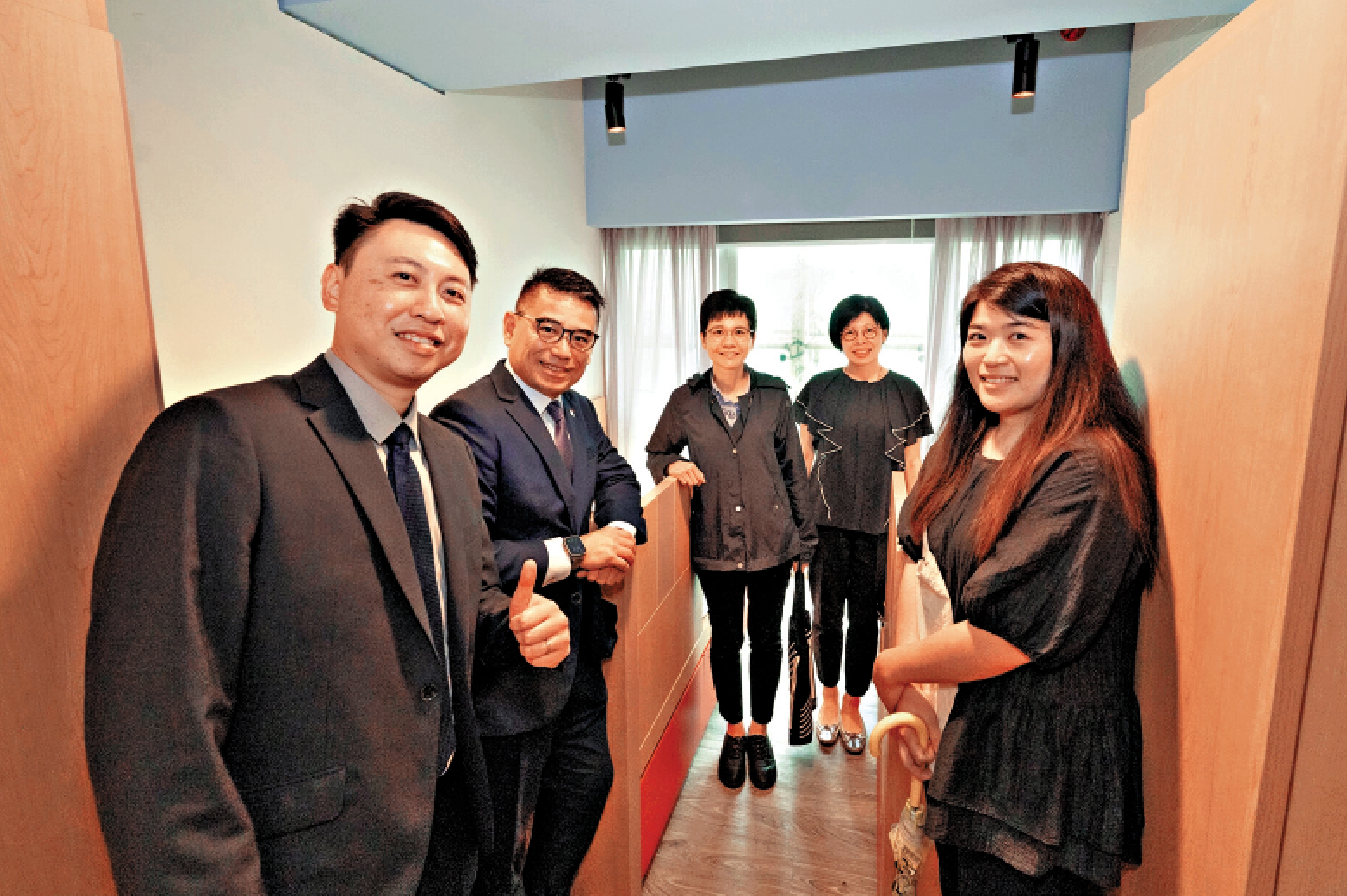 　　圖：香港演藝學院代表參觀示範單位，了解學生住宿環境。