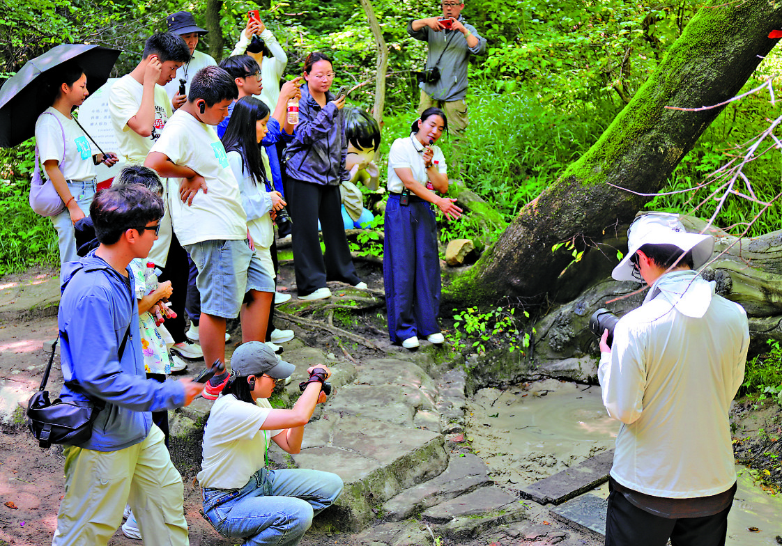 　　圖：學子們探秘大青溝，圍觀林中清泉。\大公報記者王月攝