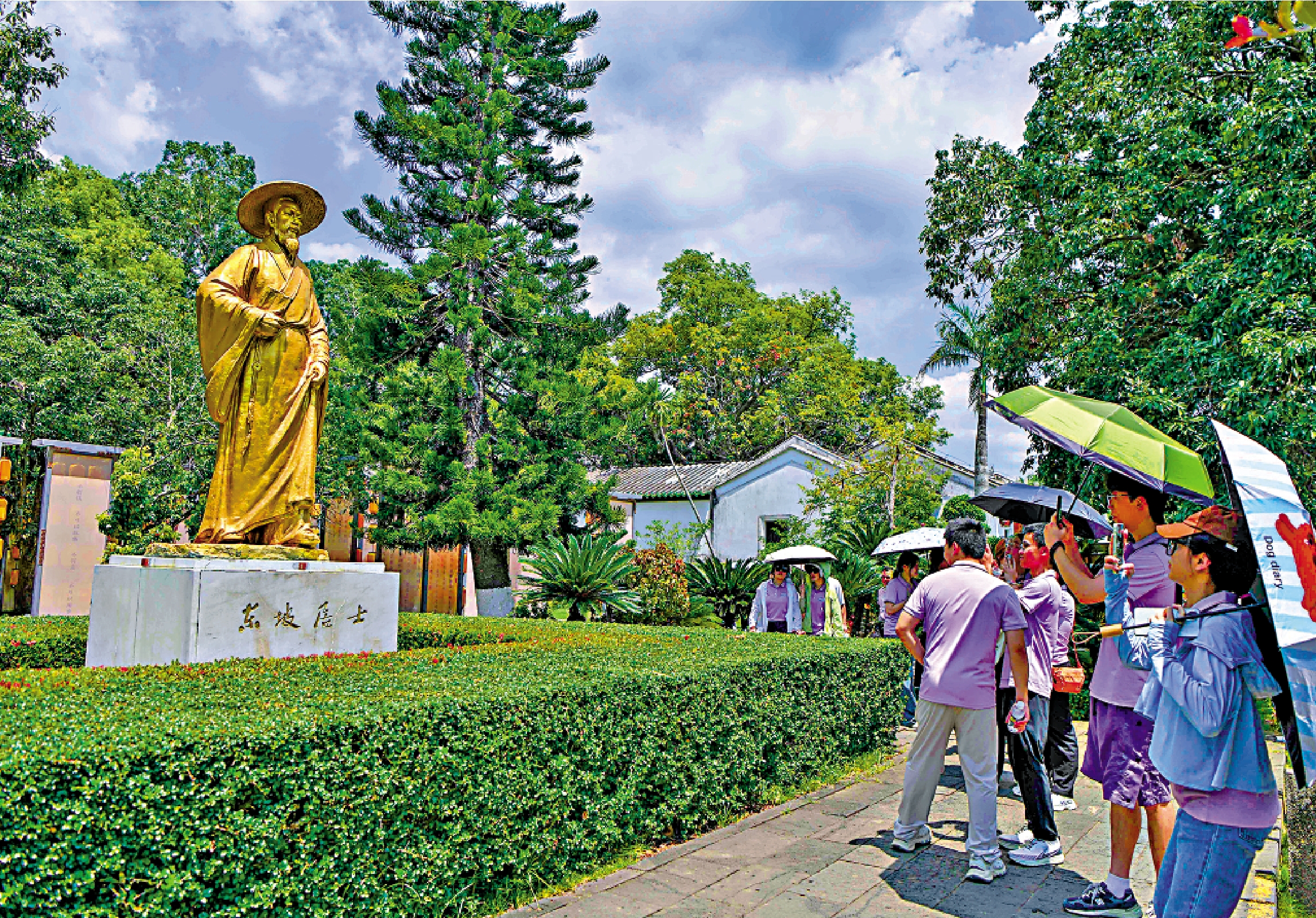 　　圖：海南儋州，港澳大學生在蘇東坡雕像前駐足瞻仰。\中新社