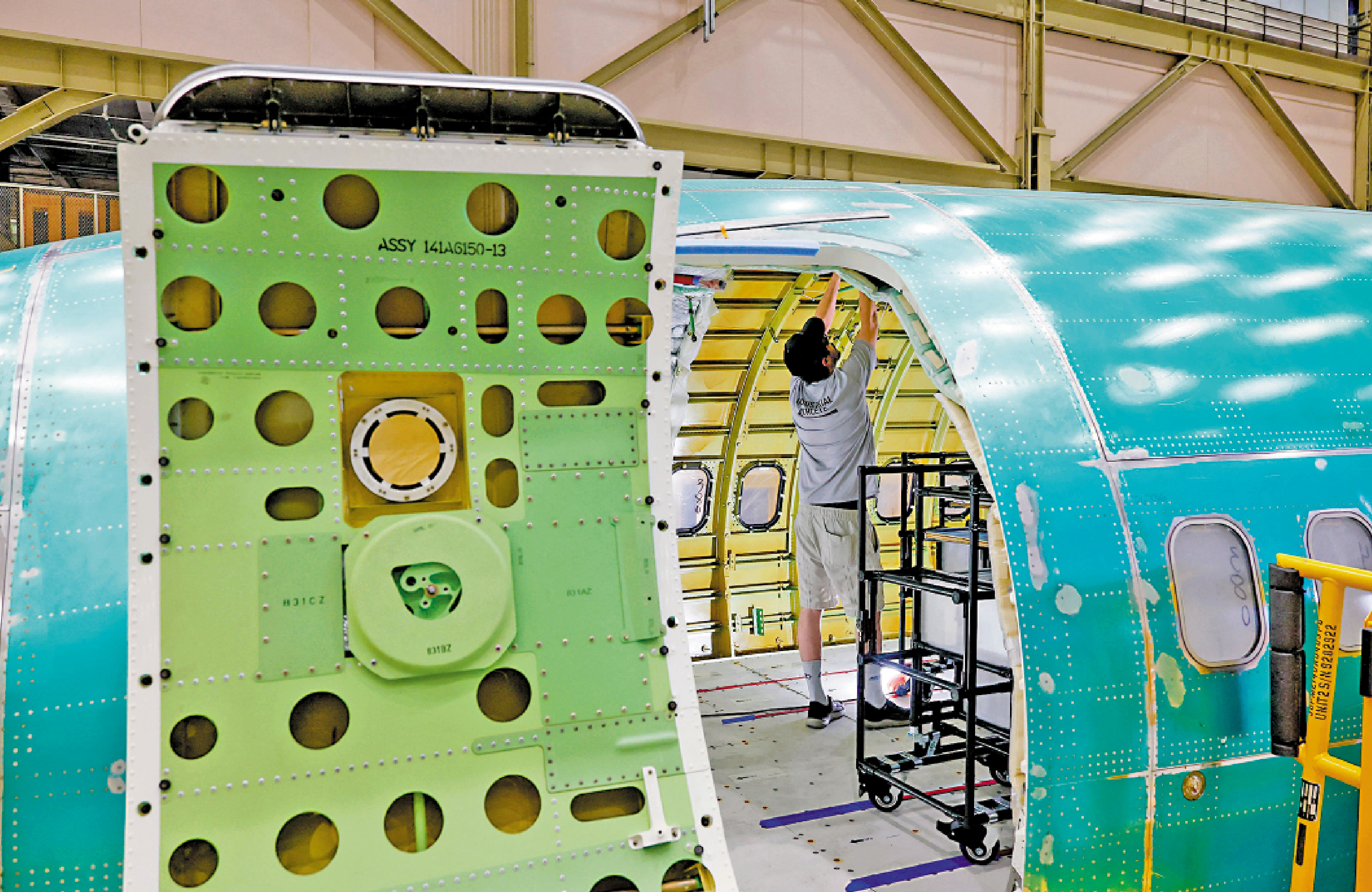 　　圖：一名技師8日在美國華盛頓州組裝波音737 MAX客機。\路透社