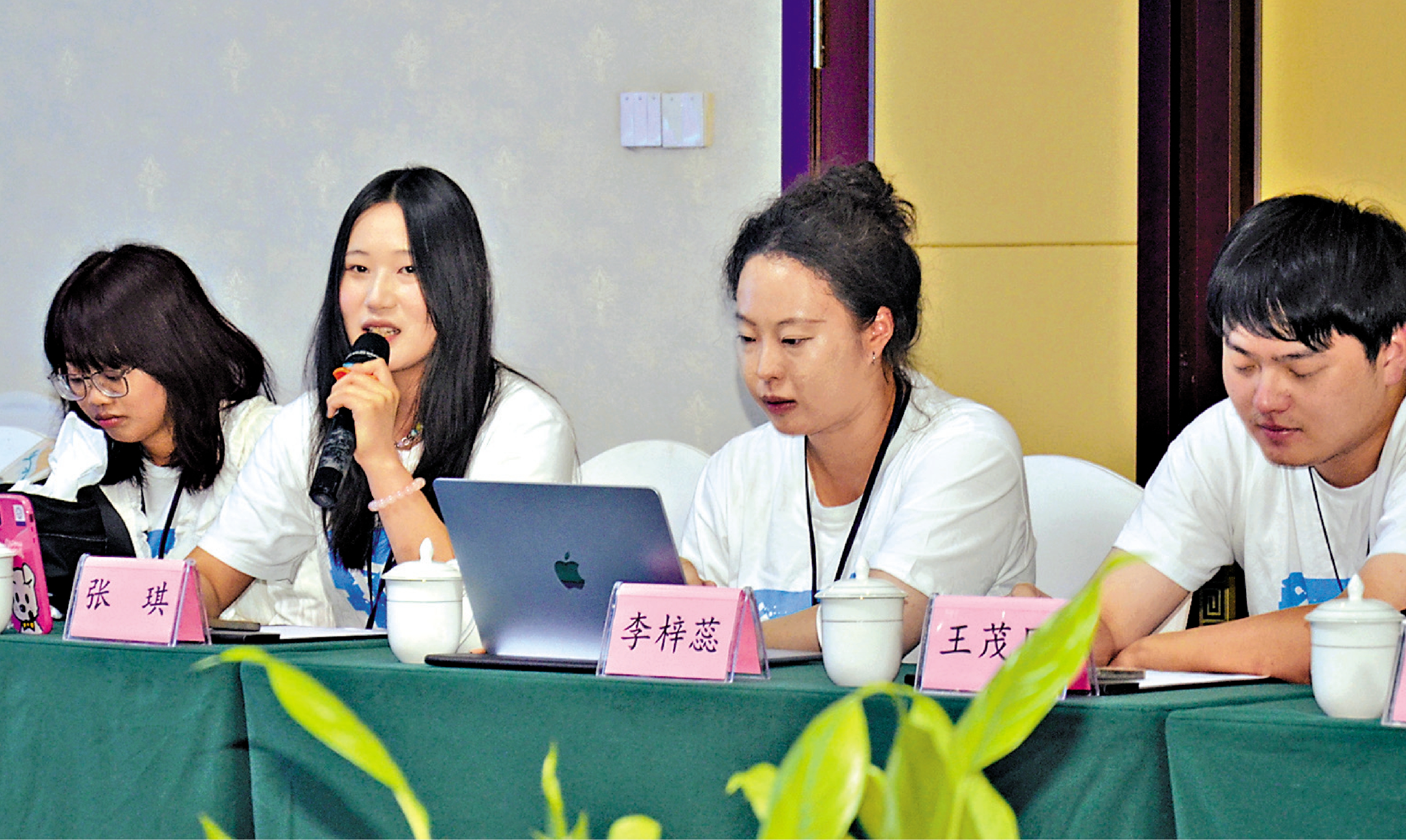 　　圖：參加活動的陝港學子在結業儀式上暢所欲言，分享此行收穫。
