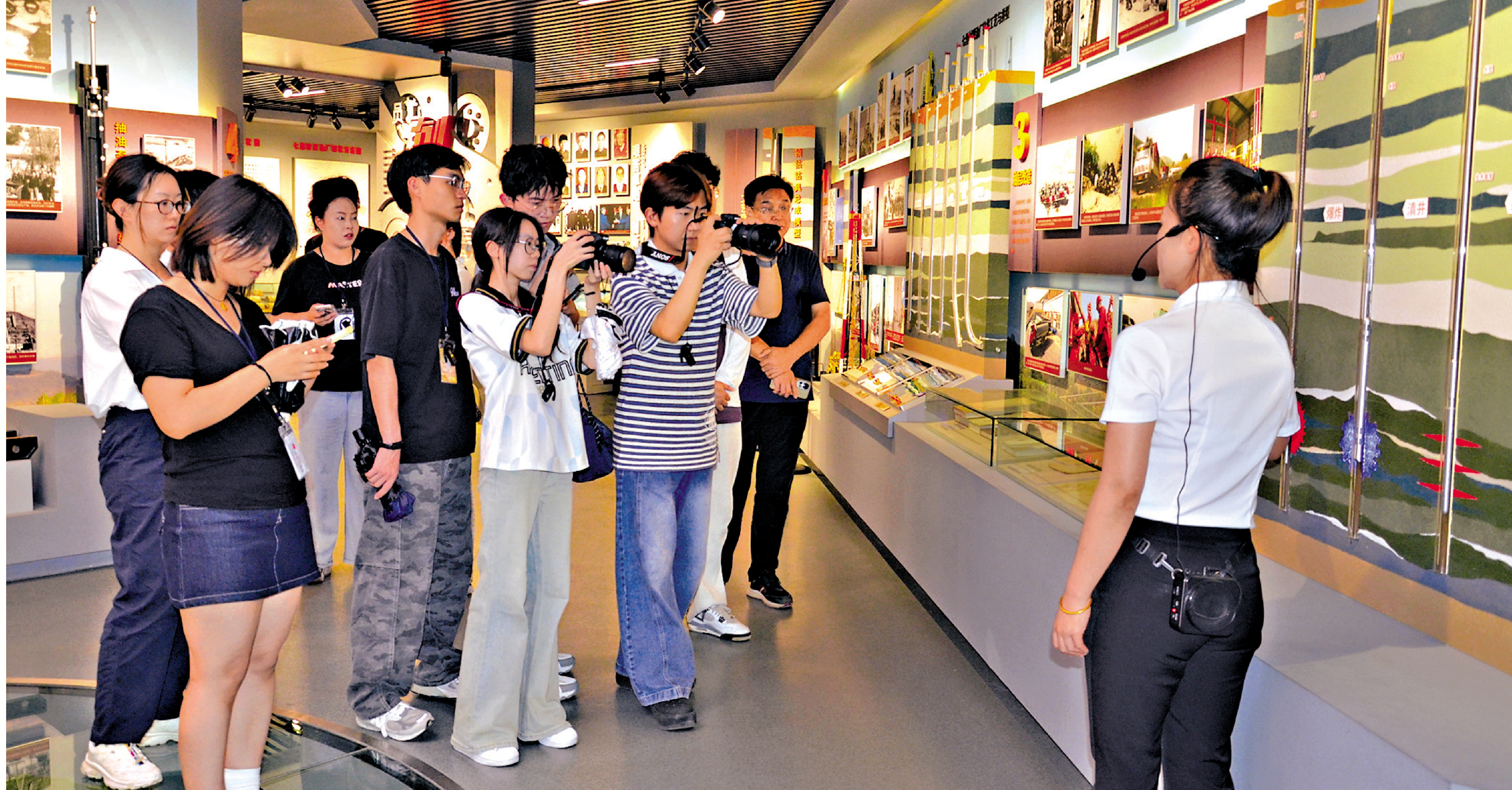 　　圖：陝港學子在延長油田文化工程陣地了解中國陸上石油工業發展歷程。