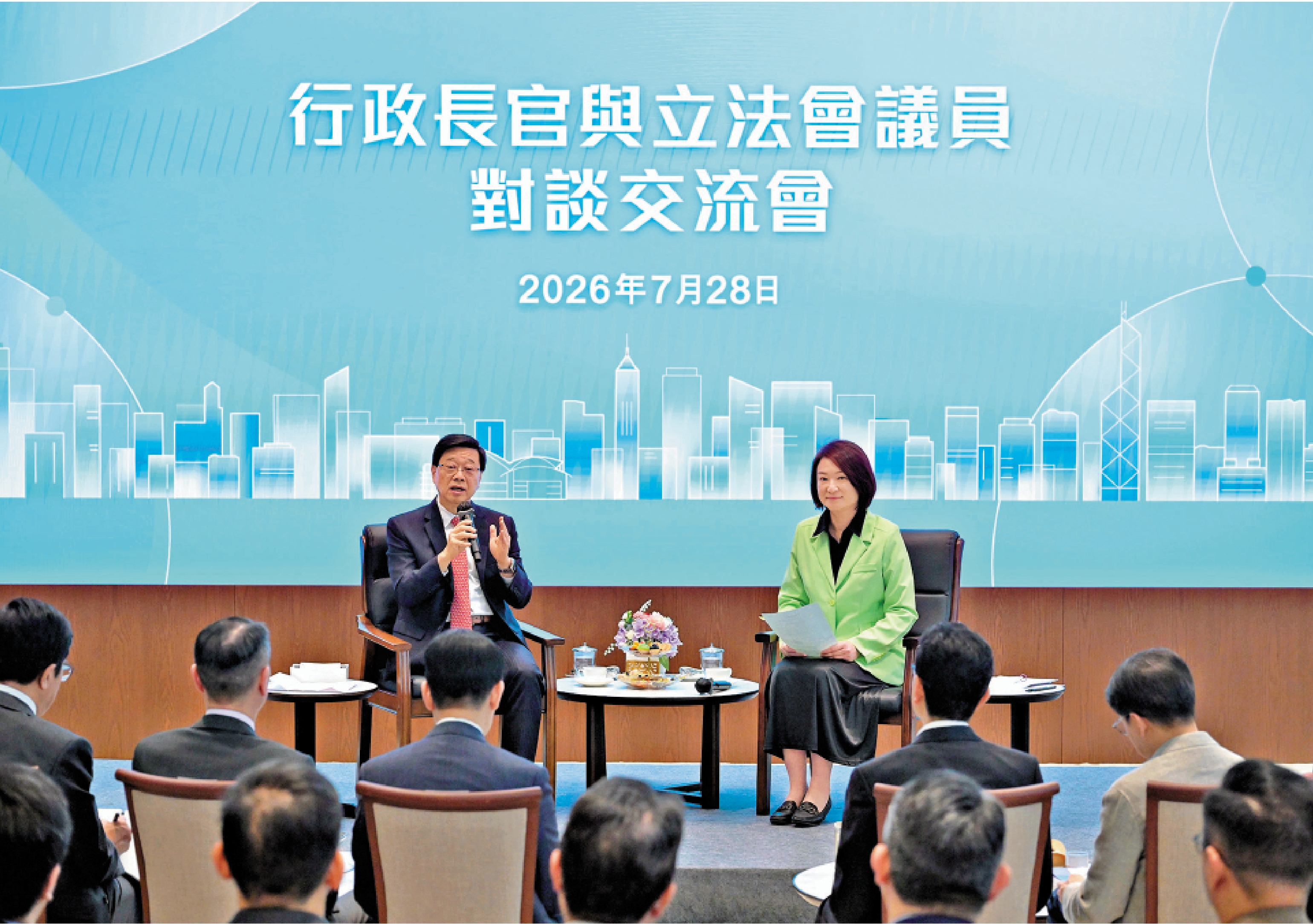 　　圖：「行政長官與立法會議員對談交流會」日前首次舉行。
