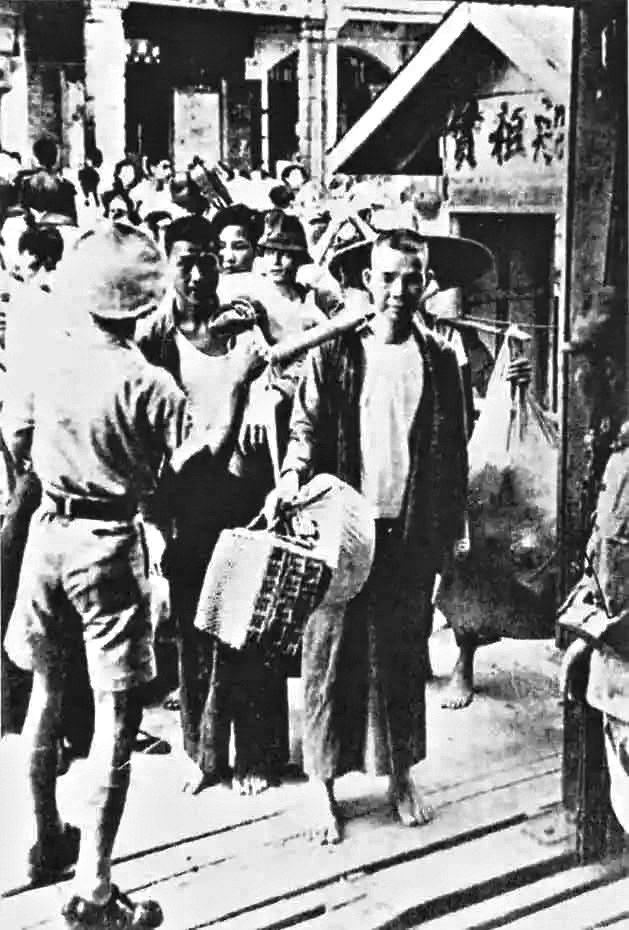 　　圖：日軍佔領香港後，以搜捕反日分子為名大規模屠殺平民，婦女遭凌辱，財物被掠奪。