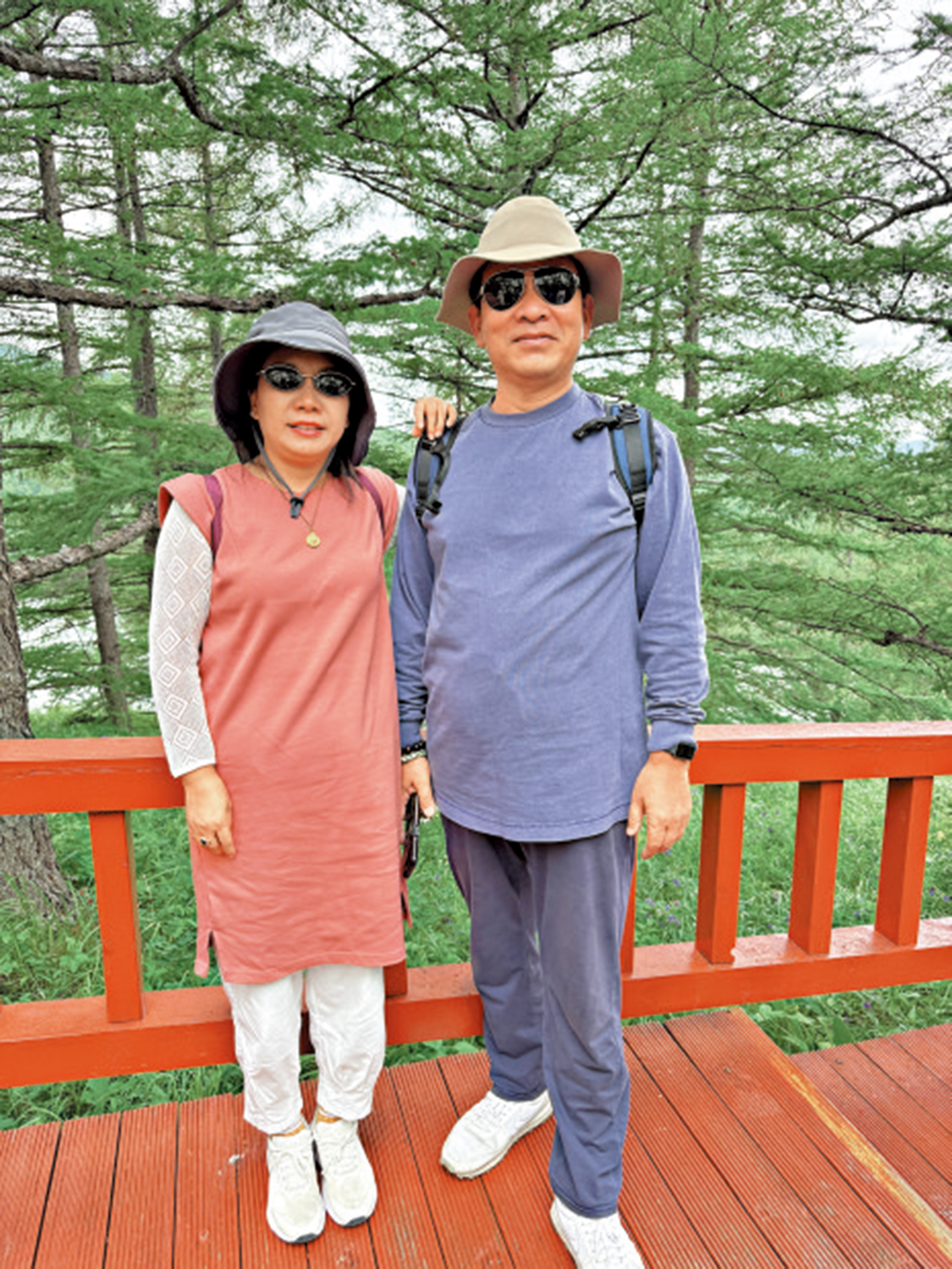 　　圖：來自湖南的旅客周先生（右）讚嘆駝峰嶺天池之美。
