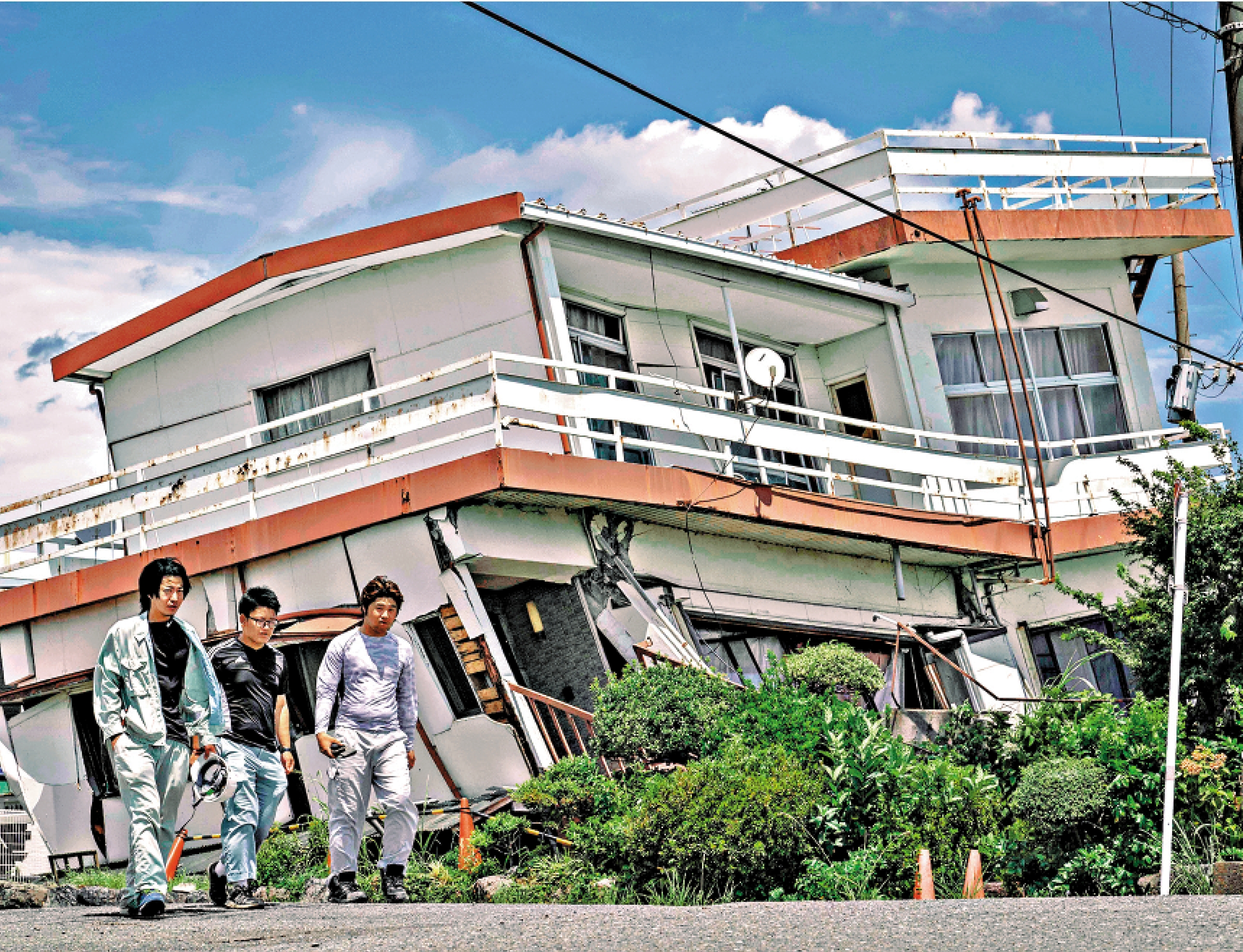 　　圖：地震恐對熊本縣產業造成衝擊。圖為該縣一棟在地震中傾斜坍塌的建築。\法新社