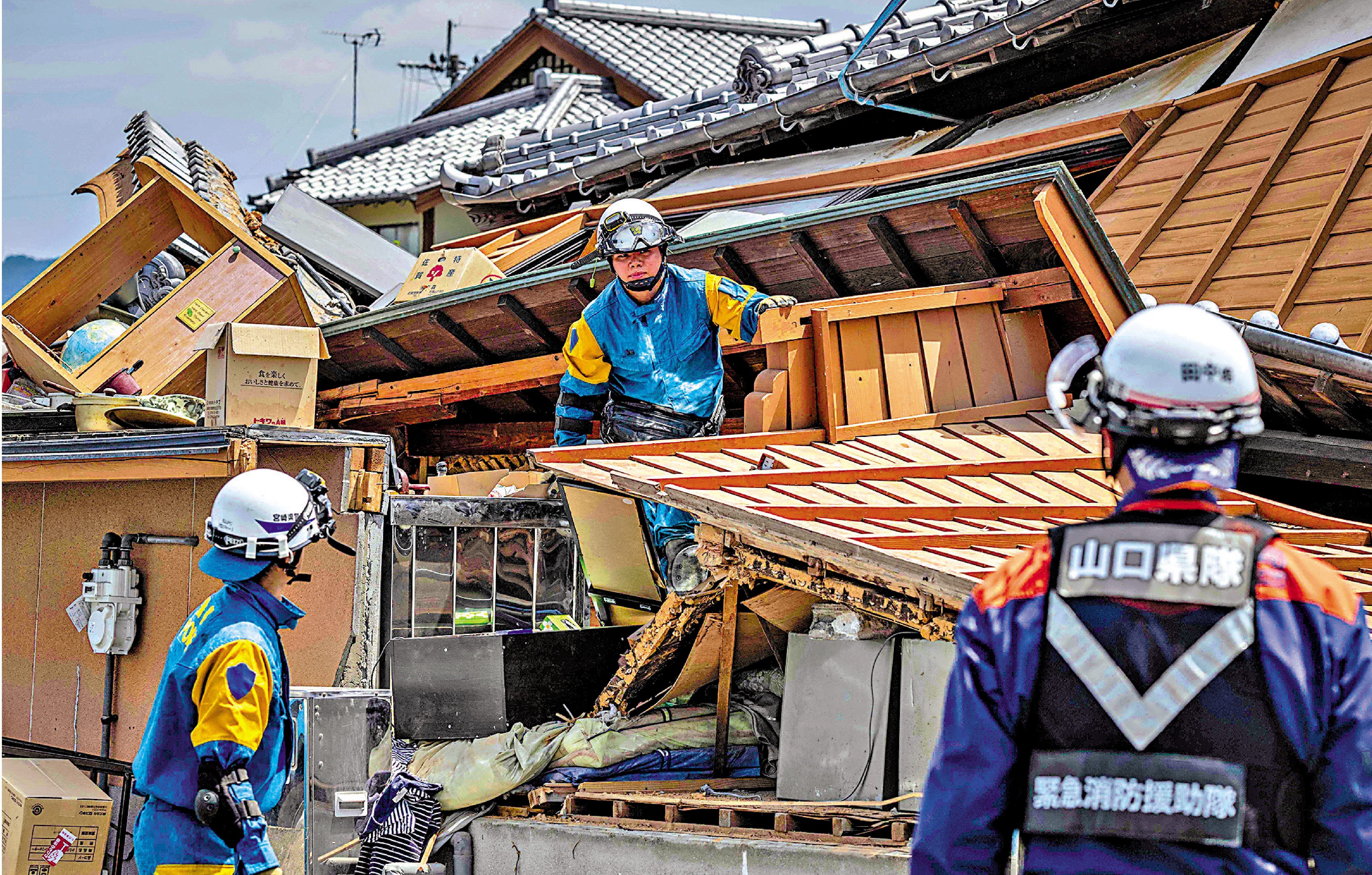 　　圖：熊本縣救援人員30日在倒塌的房屋中尋找倖存者。\法新社