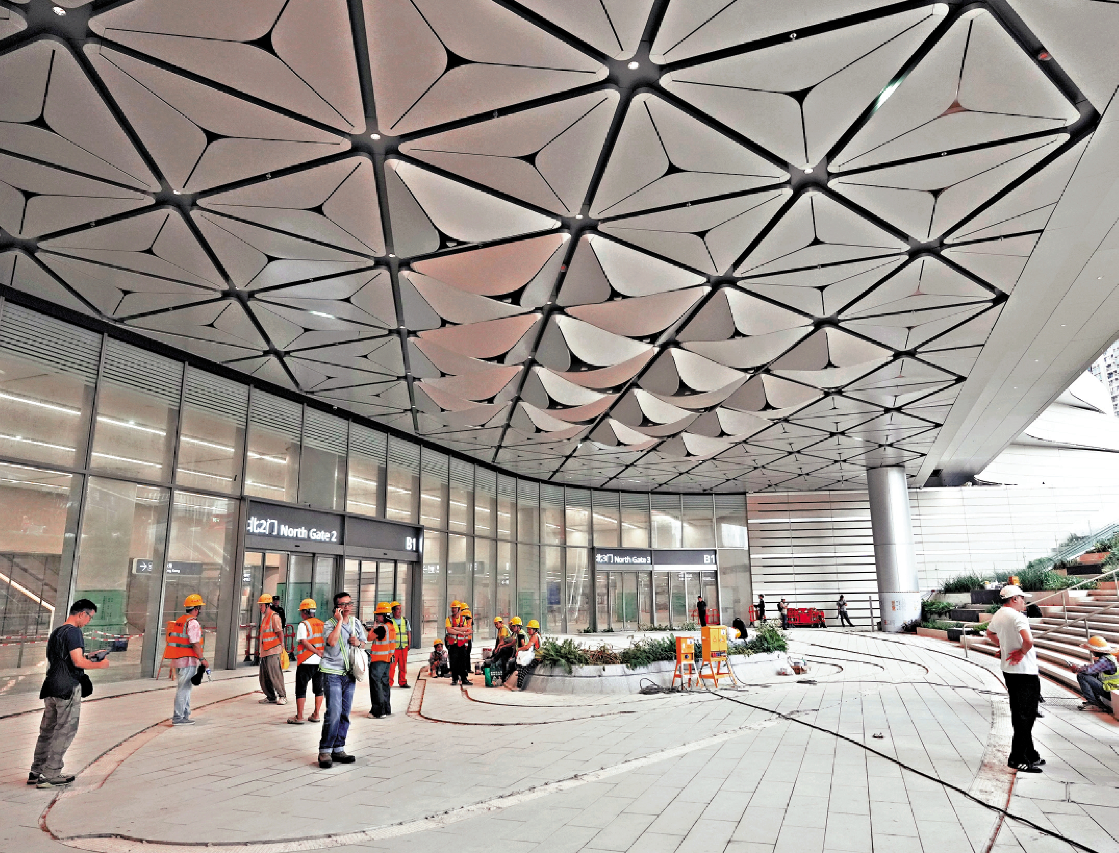 　　圖：重建後的皇崗口岸整體工程已全面進入衝刺階段。\大公報記者蔡文豪攝