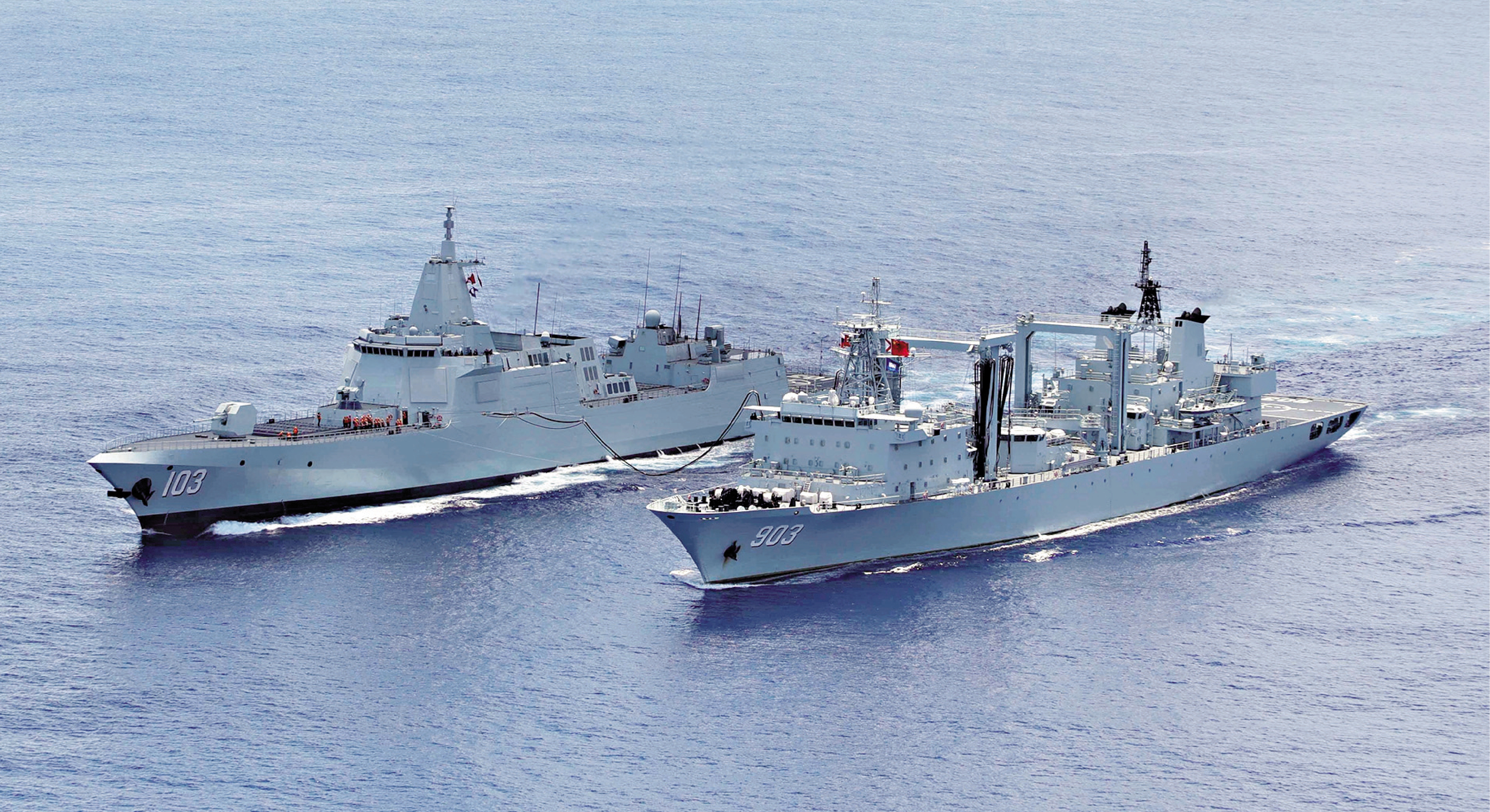　　圖：22日，中方艦艇在中俄海軍海上聯合巡航期間進行航行補給。