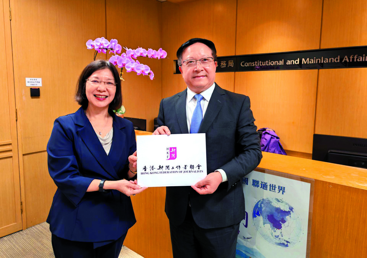 　　圖：香港新聞工作者聯會主席李大宏一行，7月31日下午前往政府總部，就特區政府首個「五年規劃」提交《政策建議書》。