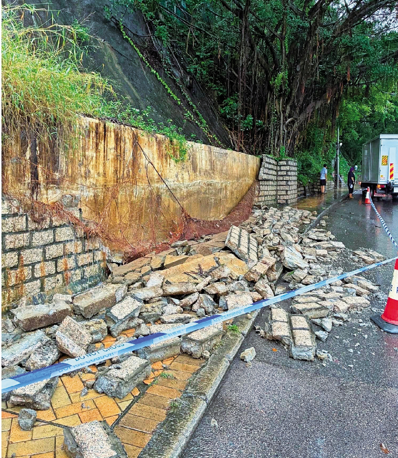 　　圖：薄扶林道100號左右，昨日有磚石從一幅擋土牆掉落路面。