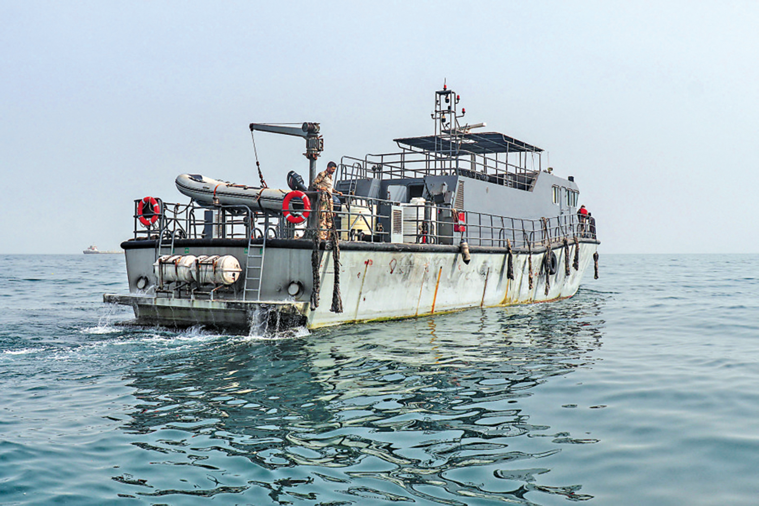 　　圖：也門政府的海軍在紅海哈尼什島附近航道巡邏。\法新社
