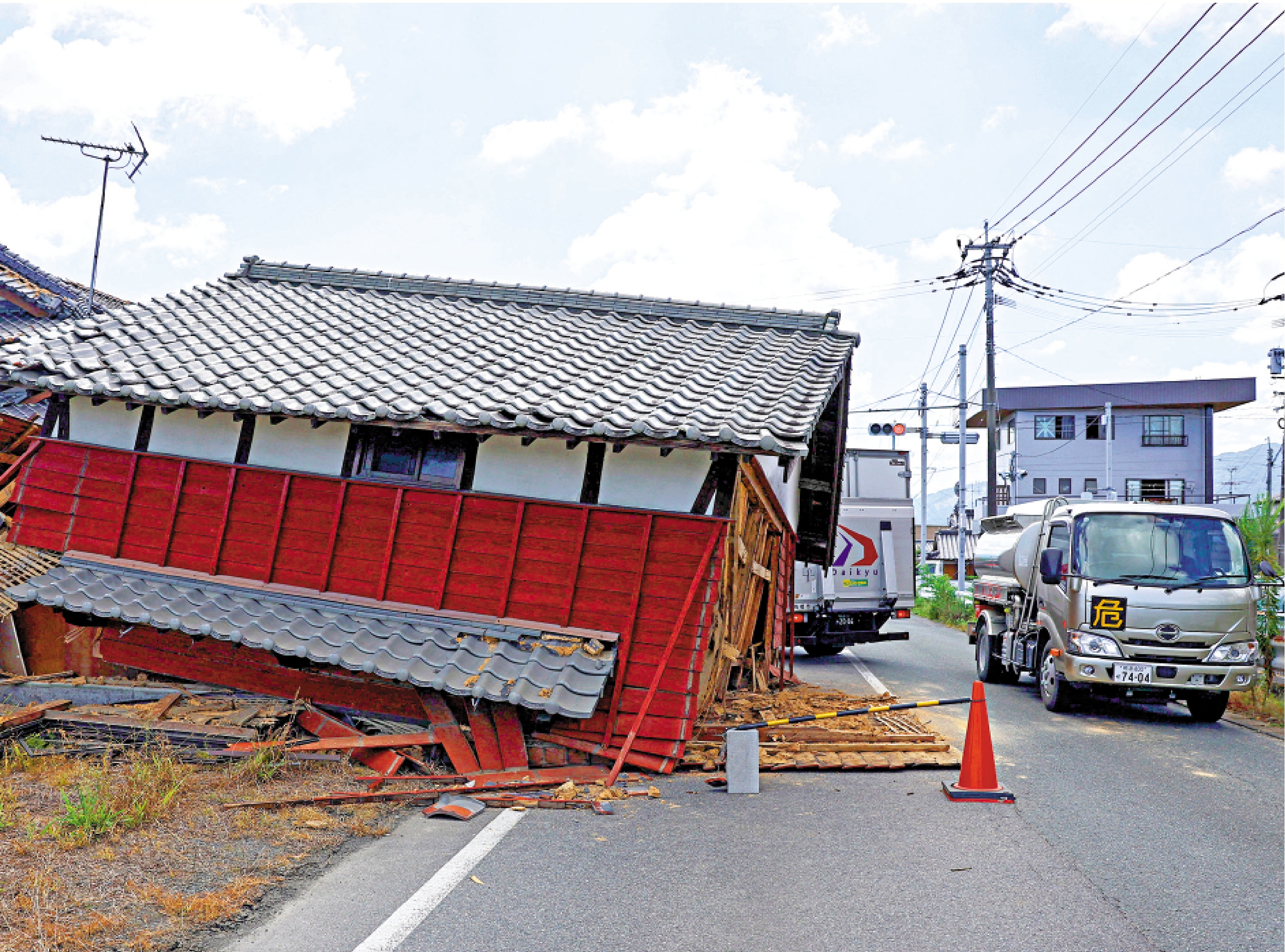 　　圖：熊本縣發生7.1級地震，八代市一棟房屋倒塌。\路透社