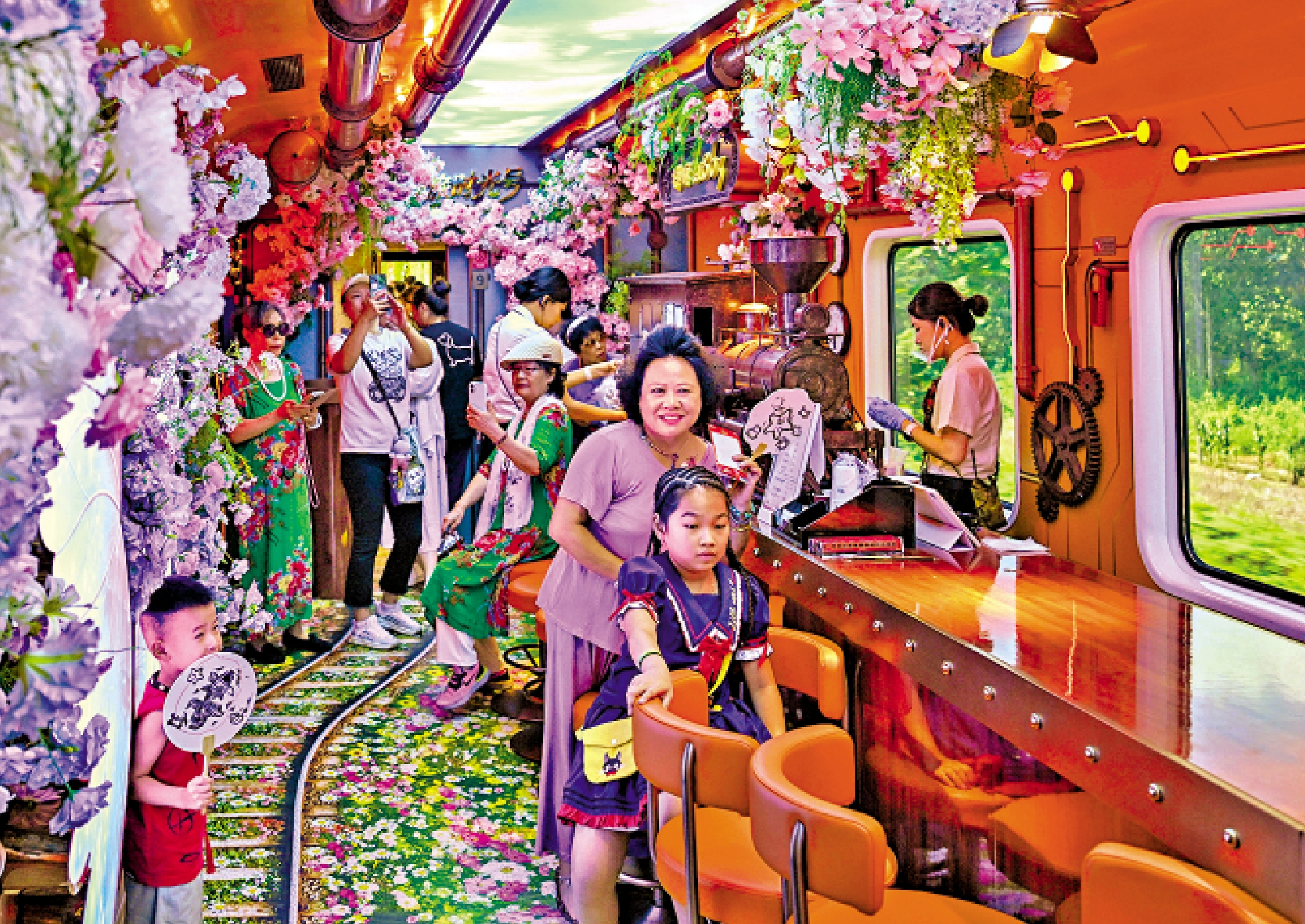 　　圖：7月29日，旅客在「津旅時光號」蒸汽朋克奇幻花園車廂內拍照打卡。 